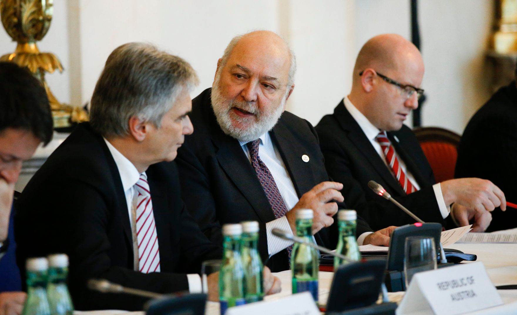 Am 24. November 2014 lud Bundeskanzler Werner Faymann (l.) die Mitglieder der Zentraleurop&auml;ischen Initiative (ZEI) zu einem Gipfeltreffen in das Bundeskanzleramt ein. Im Bild mit dem ZEI-Generalsekret&auml;r Giovanni Caracciolo di Vietri (m.) und dem Premierminister der Tschechischen Republik Bohuslav Sobotka (r.).
