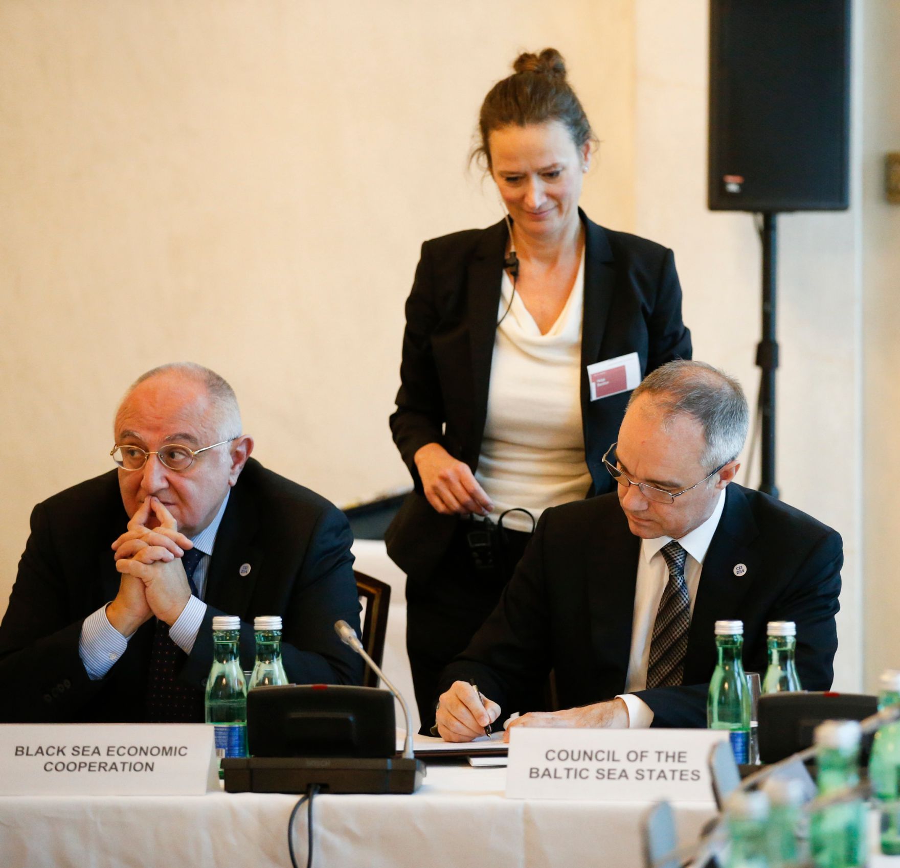 Am 24. November 2014 lud Bundeskanzler Werner Faymann die Mitglieder der Zentraleurop&auml;ischen Initiative (ZEI) zu einem Gipfeltreffen in das Bundeskanzleramt ein. Im Bild der Generaldirektor des Ostseerates (CBSS) Jan Lundin (r.) mit dem Vize-Generalsekret&auml;r der Schwarzmeer-Wirtschaftskoopertation (BSEC) Botschafter Ahmet Erozan (l.).