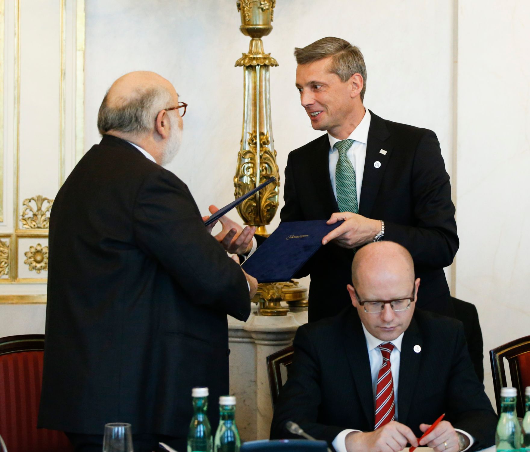 Am 24. November 2014 lud Bundeskanzler Werner Faymann die Mitglieder der Zentraleurop&auml;ischen Initiative (ZEI) zu einem Gipfeltreffen in das Bundeskanzleramt ein. Im Bild der ZEI-Generalsekret&auml;r Giovanni Caracciolo di Vietri (l.) mit dem Exekutivsekret&auml;r der Internationalen Anti-Korruptionsakademie (IACA) Martin Kreutner (m.) und dem Premierminister der Tschechischen Republik Bohuslav Sobotka (r.).