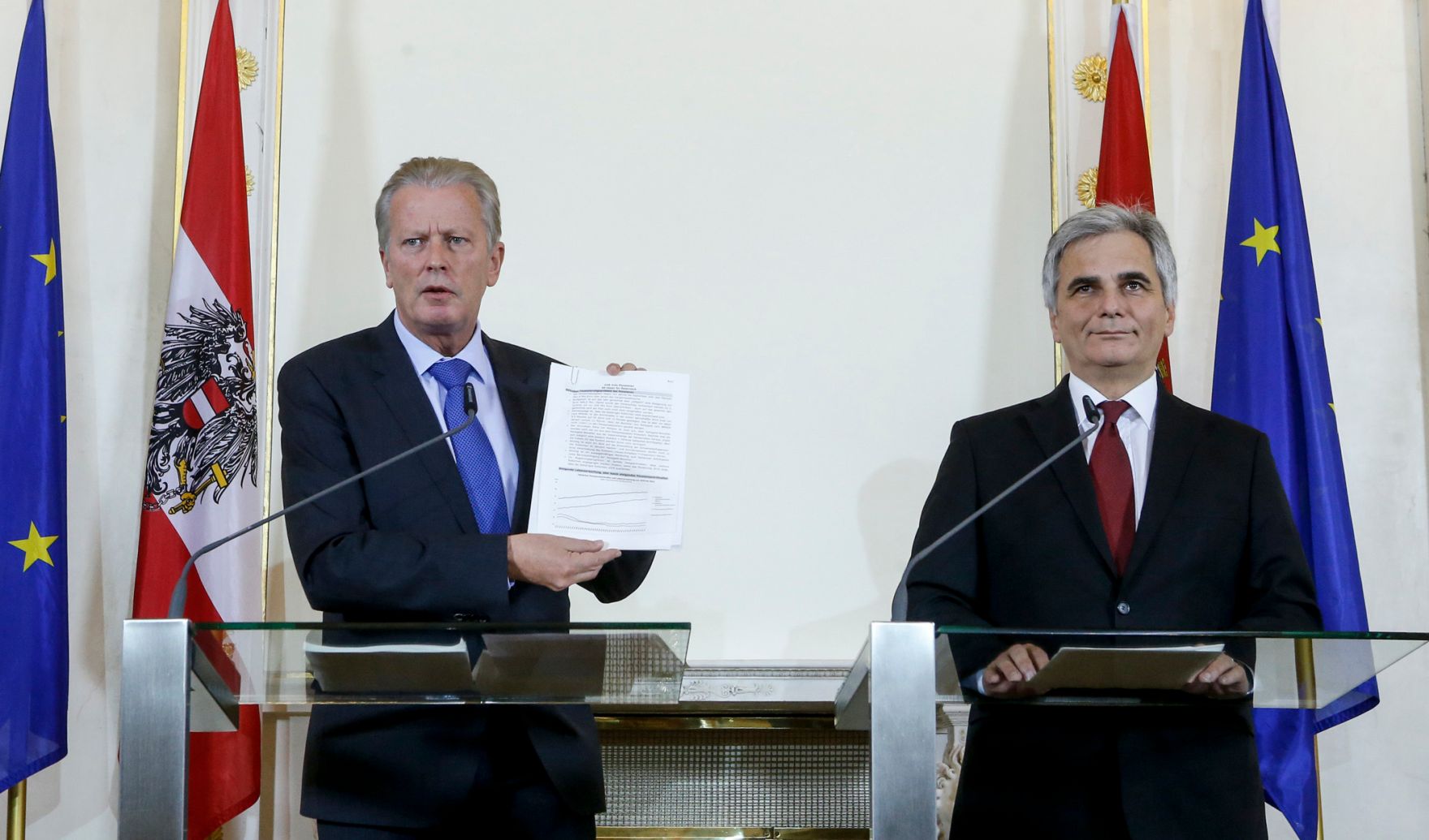 Bundeskanzler Werner Faymann (r.) mit Vizekanzler und Bundesminister Reinhold Mitterlehner (l.) beim Pressefoyer nach dem Ministerrat am 25. November 2014.