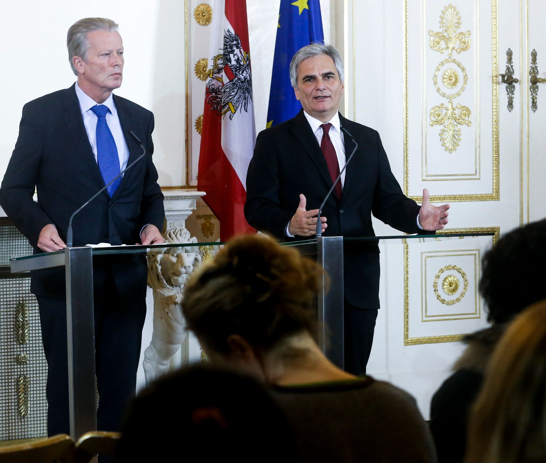 Bundeskanzler Werner Faymann (r.) mit Vizekanzler und Bundesminister Reinhold Mitterlehner (l.) beim Pressefoyer nach dem Ministerrat am 25. November 2014.