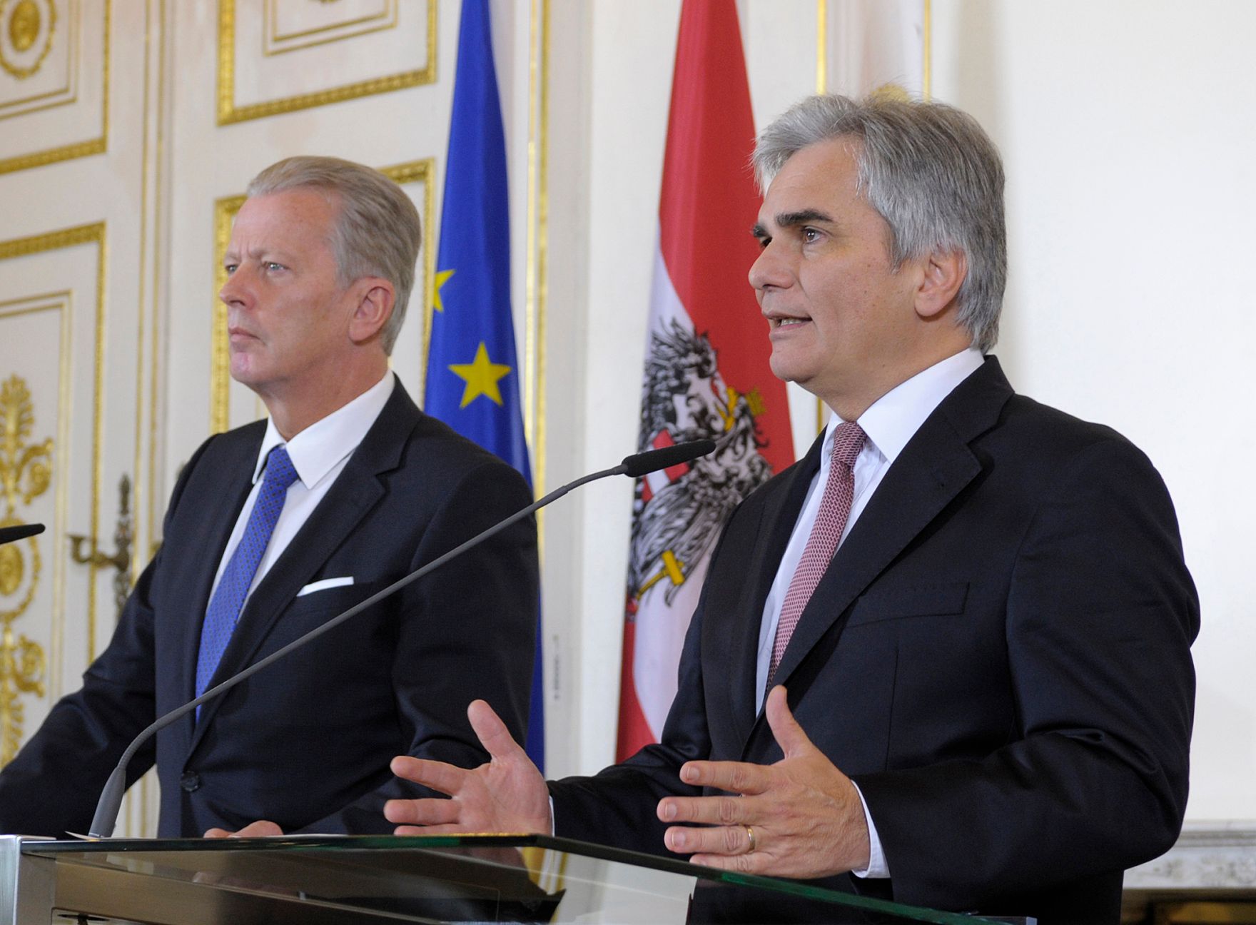 Bundeskanzler Werner Faymann (r.) mit Vizekanzler und Bundesminister Reinhold Mitterlehner (l.) beim Pressefoyer nach dem Ministerrat am 2. Dezember 2014.