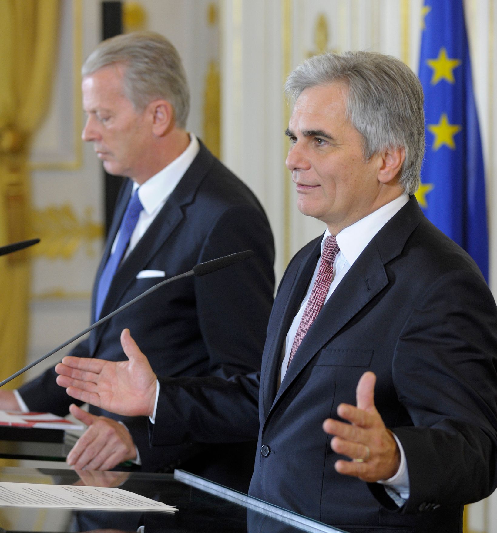 Bundeskanzler Werner Faymann (r.) mit Vizekanzler und Bundesminister Reinhold Mitterlehner (l.) beim Pressefoyer nach dem Ministerrat am 2. Dezember 2014.