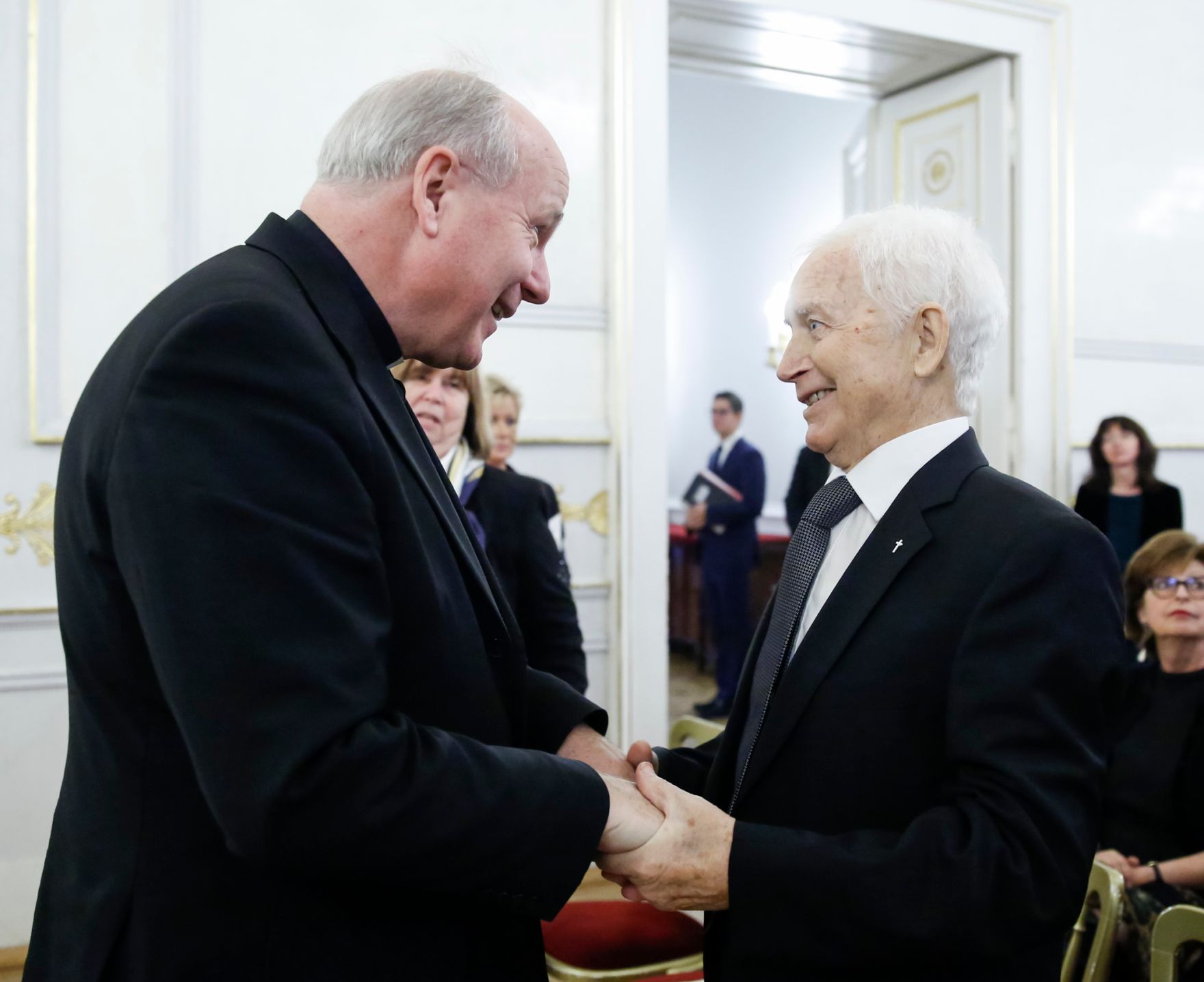 Am 2. Dezember 2014 &uuml;berreichte Bundeskanzler Werner Faymann und Kunst- und Kulturminister Josef Ostermayer das &Ouml;sterreichische Ehrenkreuz f&uuml;r Wissenschaft und Kunst an den Kolping- Ehrenpr&auml;ses Ludwig Zack (r.). Im Bild mit Kardinal Christoph Sch&ouml;nborn (l.).