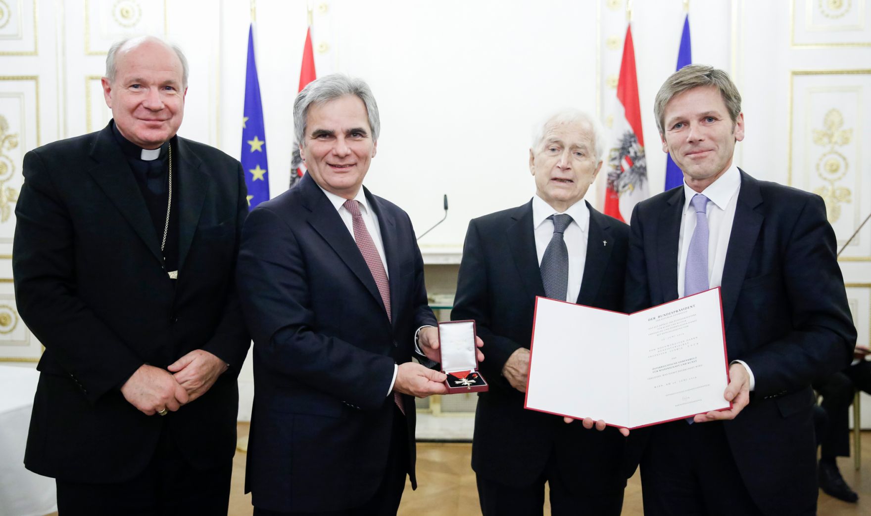 Am 2. Dezember 2014 &uuml;berreichte Bundeskanzler Werner Faymann (m.l.) und Kunst- und Kulturminister Josef Ostermayer (r.) das &Ouml;sterreichische Ehrenkreuz f&uuml;r Wissenschaft und Kunst an den Kolping- Ehrenpr&auml;ses Ludwig Zack (m.r.). Im Bild mit Kardinal Christoph Sch&ouml;nborn (l.).
