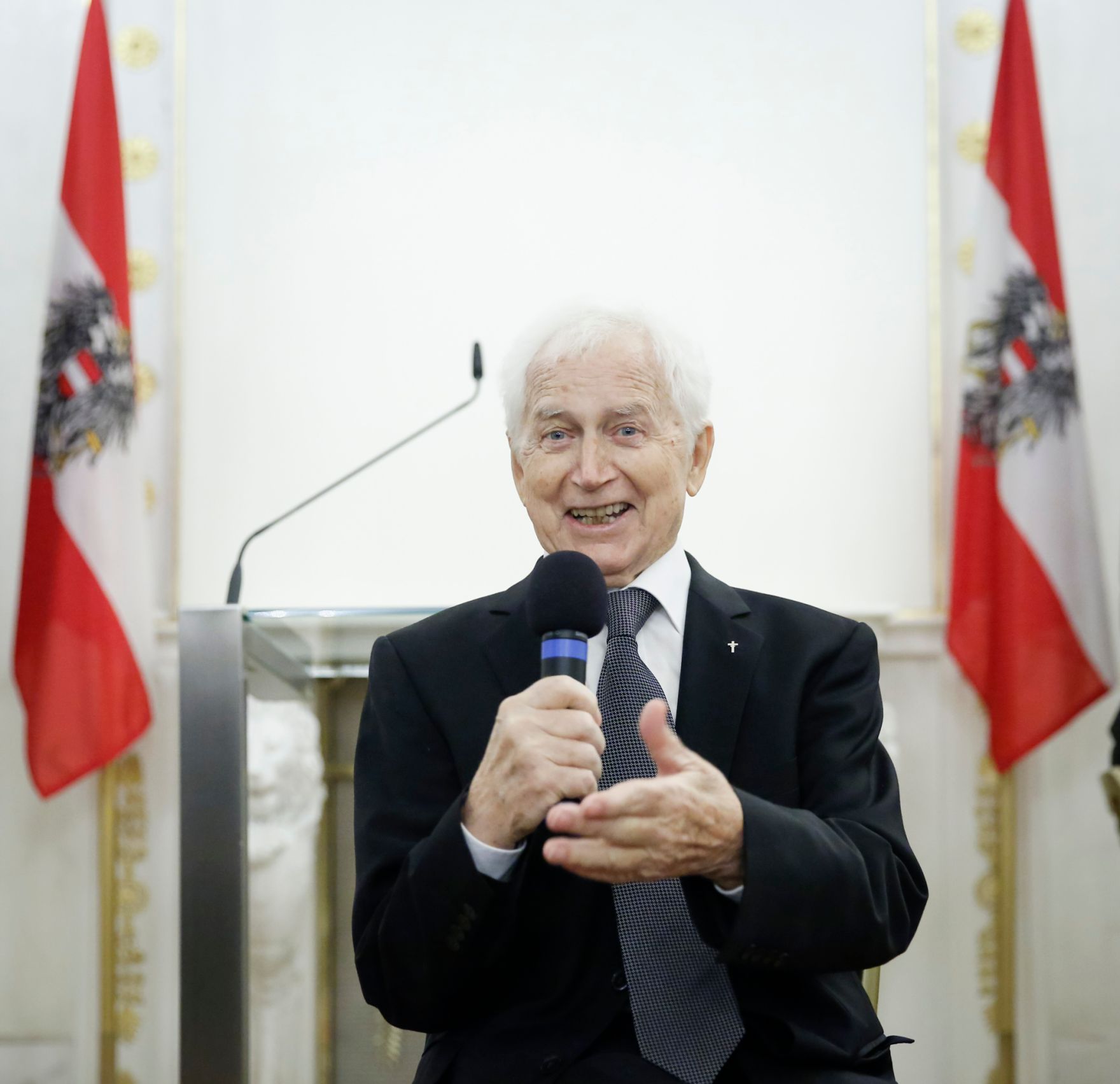 Am 2. Dezember 2014 &uuml;berreichte Bundeskanzler Werner Faymann und Kunst- und Kulturminister Josef Ostermayer das &Ouml;sterreichische Ehrenkreuz f&uuml;r Wissenschaft und Kunst an den Kolping- Ehrenpr&auml;ses Ludwig Zack (im Bild).