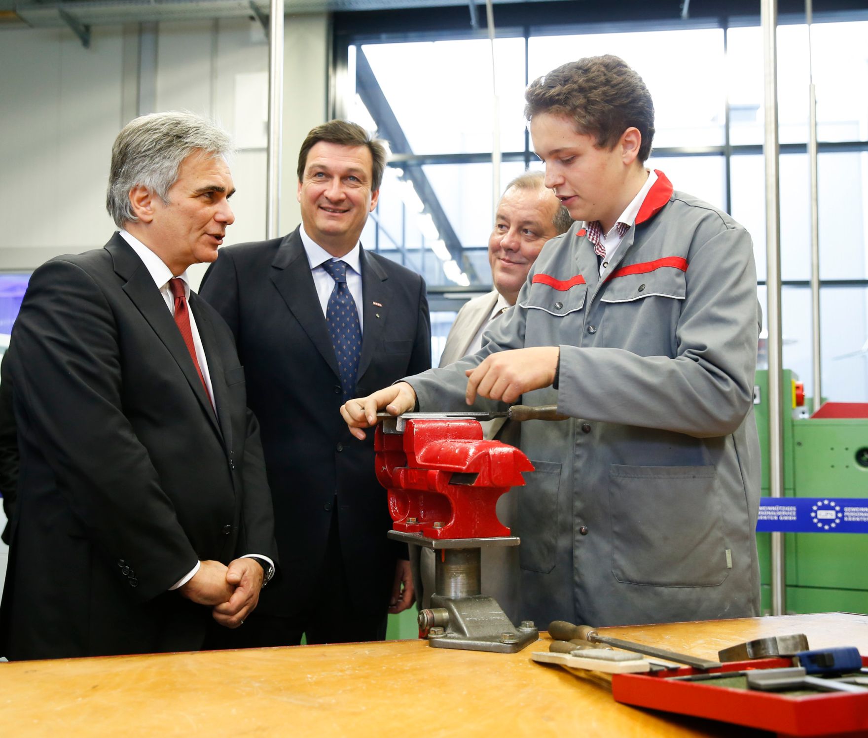 Am 3. Dezember 2014 er&ouml;ffnete Bundeskanzler Werner Faymann (l.) das Lehrlingsausbildungszentrum Villach, GPS &ndash; Gemeinn&uuml;tziges Personalservice K&auml;rnten GmbH. Im Bild mit dem GPS Gesch&auml;ftsf&uuml;hrer Alfred Schuh (r.) und dem Pr&auml;sidenten der Wirtschaftskammer K&auml;rnten J&uuml;rgen Mandl (m.).