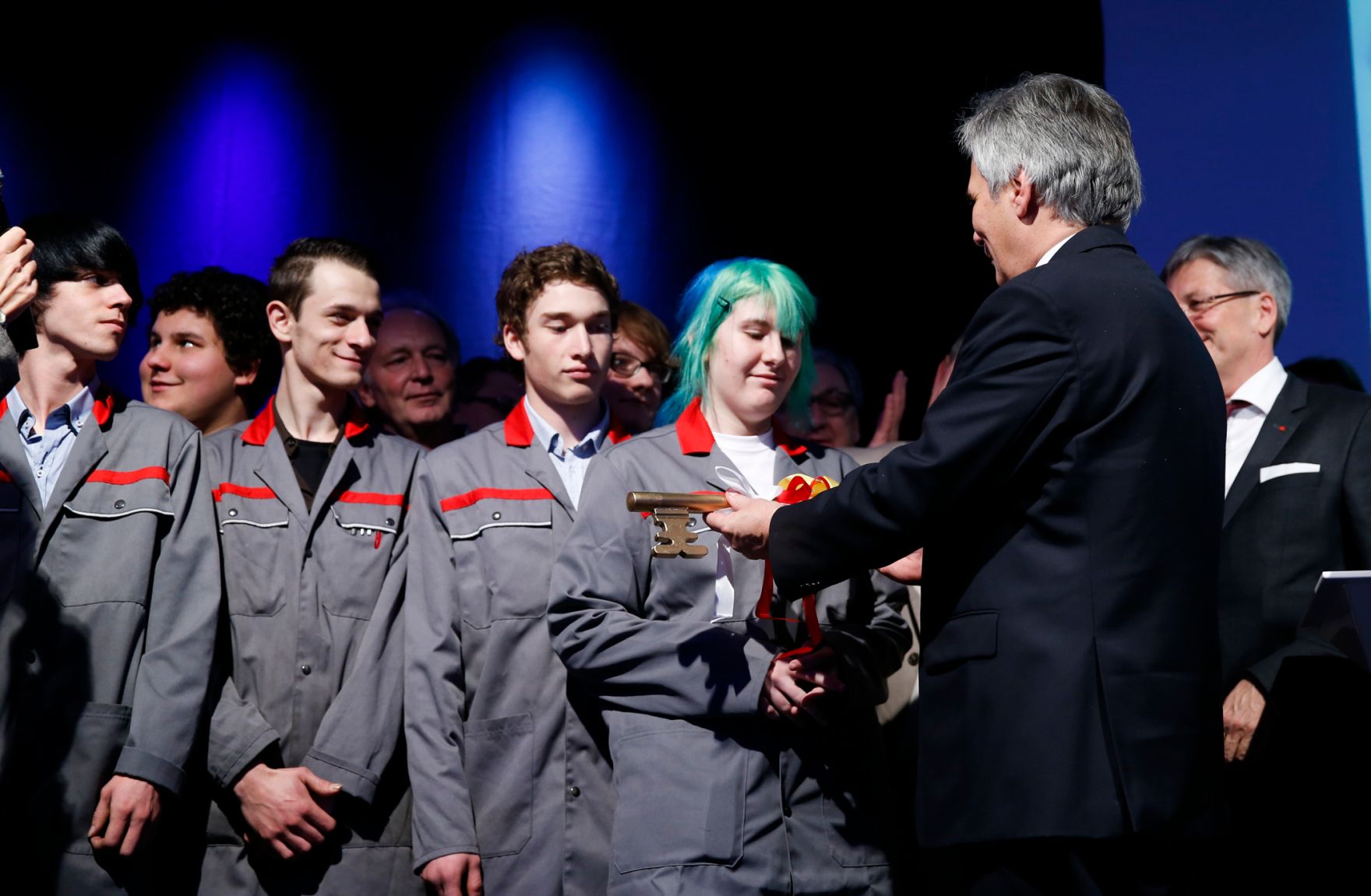 Am 3. Dezember 2014 er&ouml;ffnete der Bundeskanzler das Lehrlingsausbildungszentrum Villach, GPS &ndash; Gemeinn&uuml;tziges Personalservice K&auml;rnten GmbH. Im Bild Bundeskanzler Werner Faymann bei der symbolischen Schl&uuml;ssel&uuml;bergabe an eine der Lehrlinge.