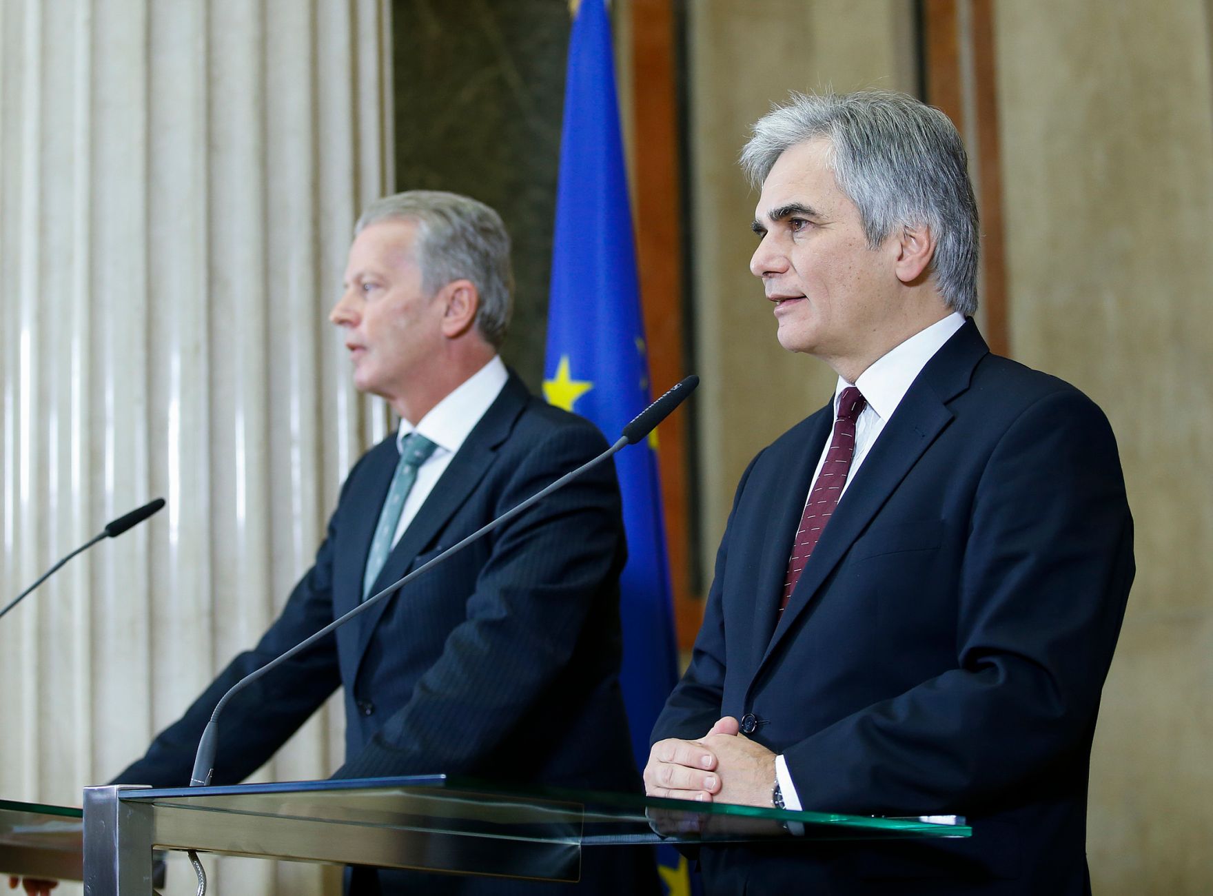 Bundeskanzler Werner Faymann (r.) mit Vizekanzler und Bundesminister Reinhold Mitterlehner (l.) beim Pressefoyer nach dem Ministerrat am 10. Dezember 2014 im Parlament.