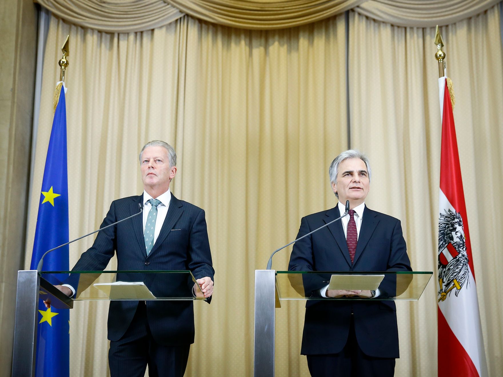Bundeskanzler Werner Faymann (r.) mit Vizekanzler und Bundesminister Reinhold Mitterlehner (l.) beim Pressefoyer nach dem Ministerrat am 10. Dezember 2014 im Parlament.