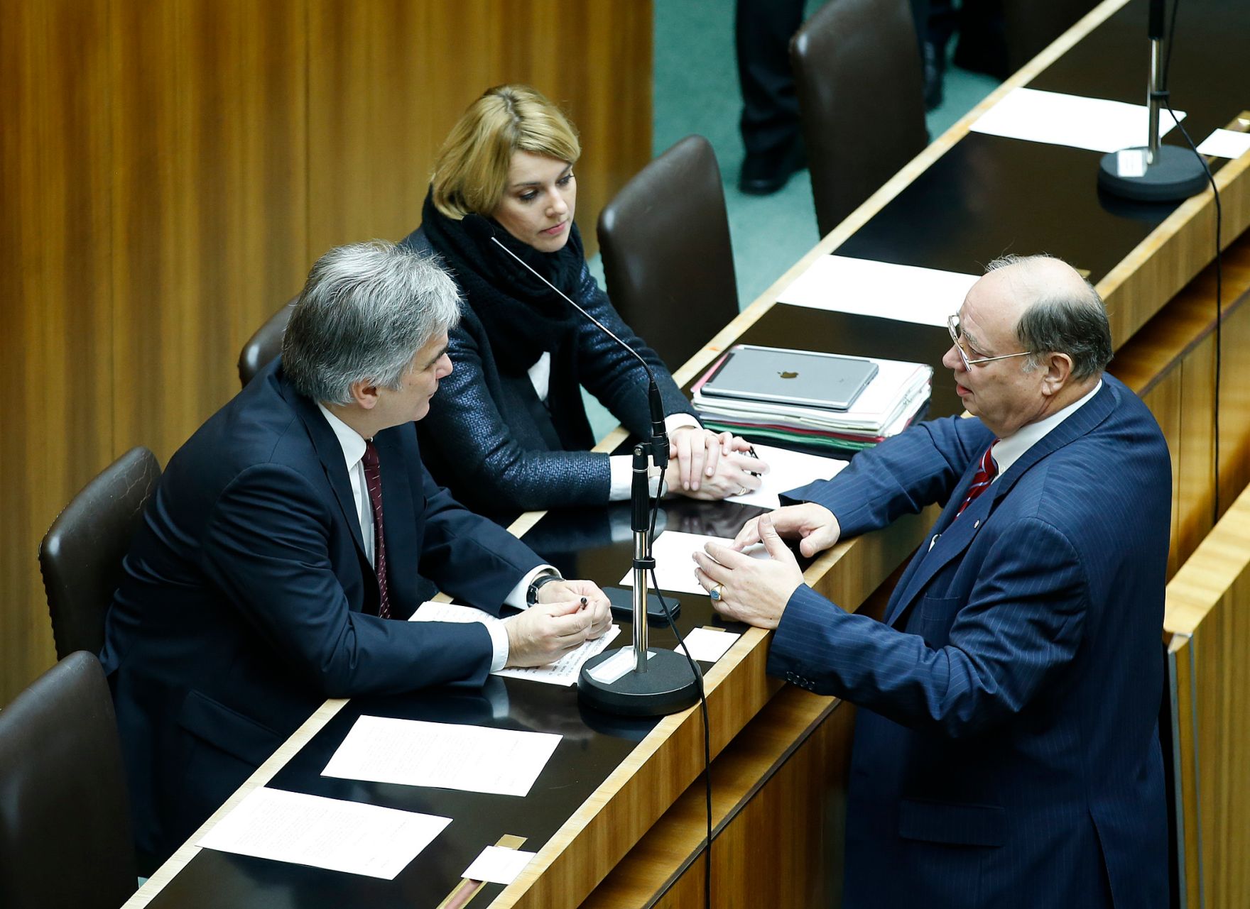 Am 10. Dezember 2014 sprach Bundeskanzler Werner Faymann (l.) in der Aktuellen Stunde bei der Nationalratssitzung im Parlament zum Thema &quot;Hypo-Group-Alpe-Adria&quot;. Im Bild mit Staatssekret&auml;rin Sonja Ste&szlig;l (m.) und dem Nationalratsabgeordneten Otto Pendl (r.).
