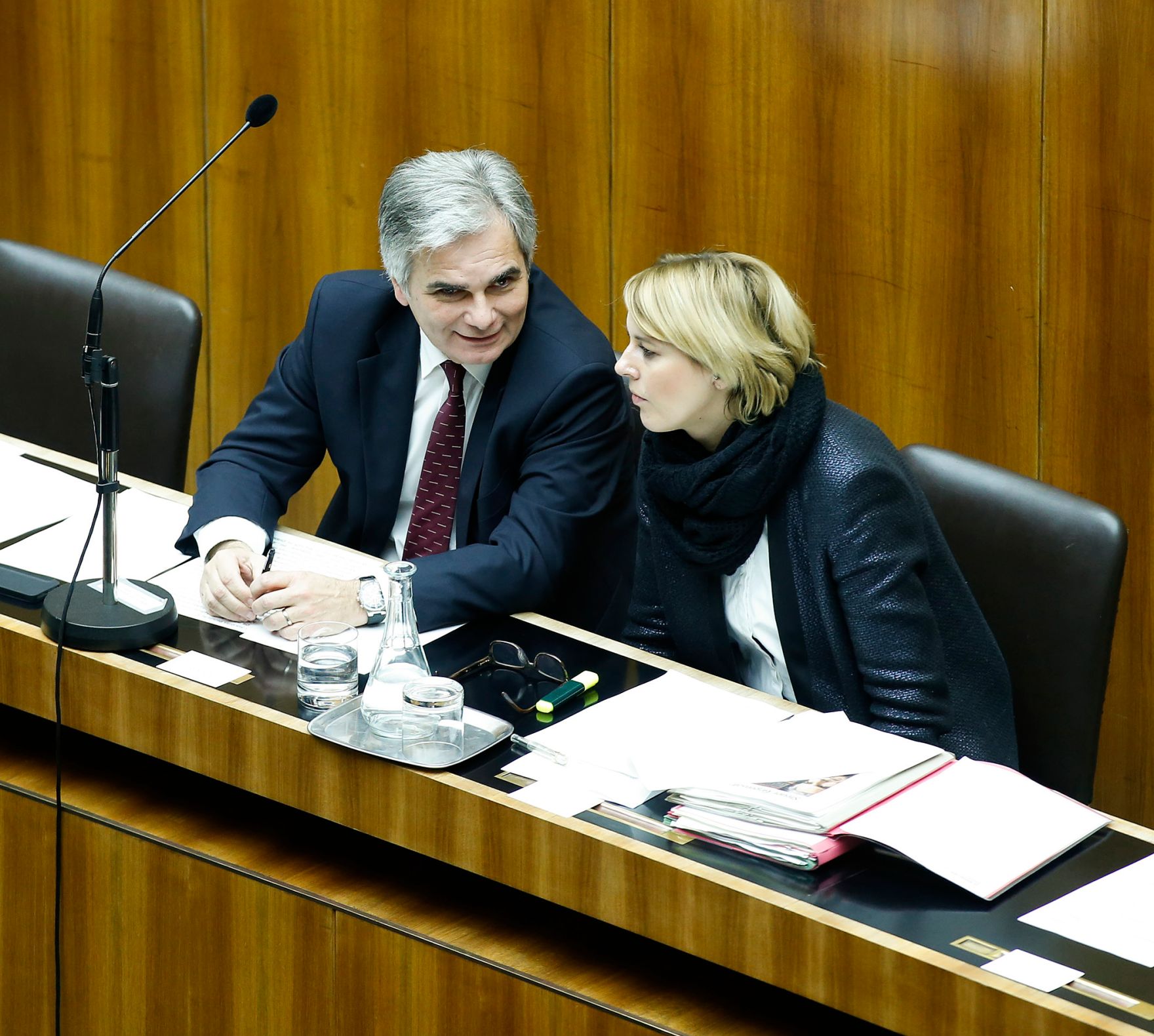 Am 10. Dezember 2014 sprach Bundeskanzler Werner Faymann (l.) in der Aktuellen Stunde bei der Nationalratssitzung im Parlament zum Thema &quot;Hypo-Group-Alpe-Adria&quot;. Im Bild mit Staatssekret&auml;rin Sonja Ste&szlig;l (r.).