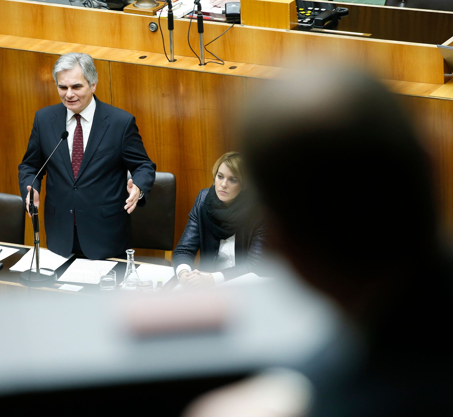 Am 10. Dezember 2014 sprach Bundeskanzler Werner Faymann (l.) in der Aktuellen Stunde bei der Nationalratssitzung im Parlament zum Thema &quot;Hypo-Group-Alpe-Adria&quot;. Im Bild mit Staatssekret&auml;rin Sonja Ste&szlig;l (r.).