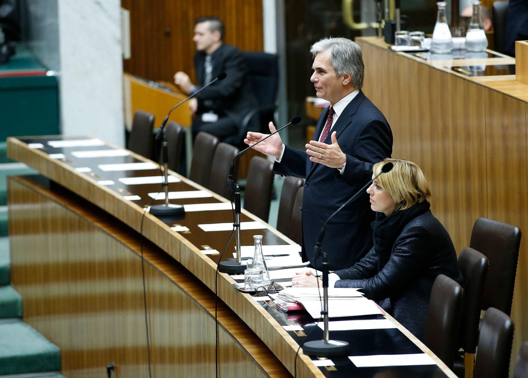 Am 10. Dezember 2014 sprach Bundeskanzler Werner Faymann (l.) in der Aktuellen Stunde bei der Nationalratssitzung im Parlament zum Thema &quot;Hypo-Group-Alpe-Adria&quot;. Im Bild mit Staatssekret&auml;rin Sonja Ste&szlig;l (r.).