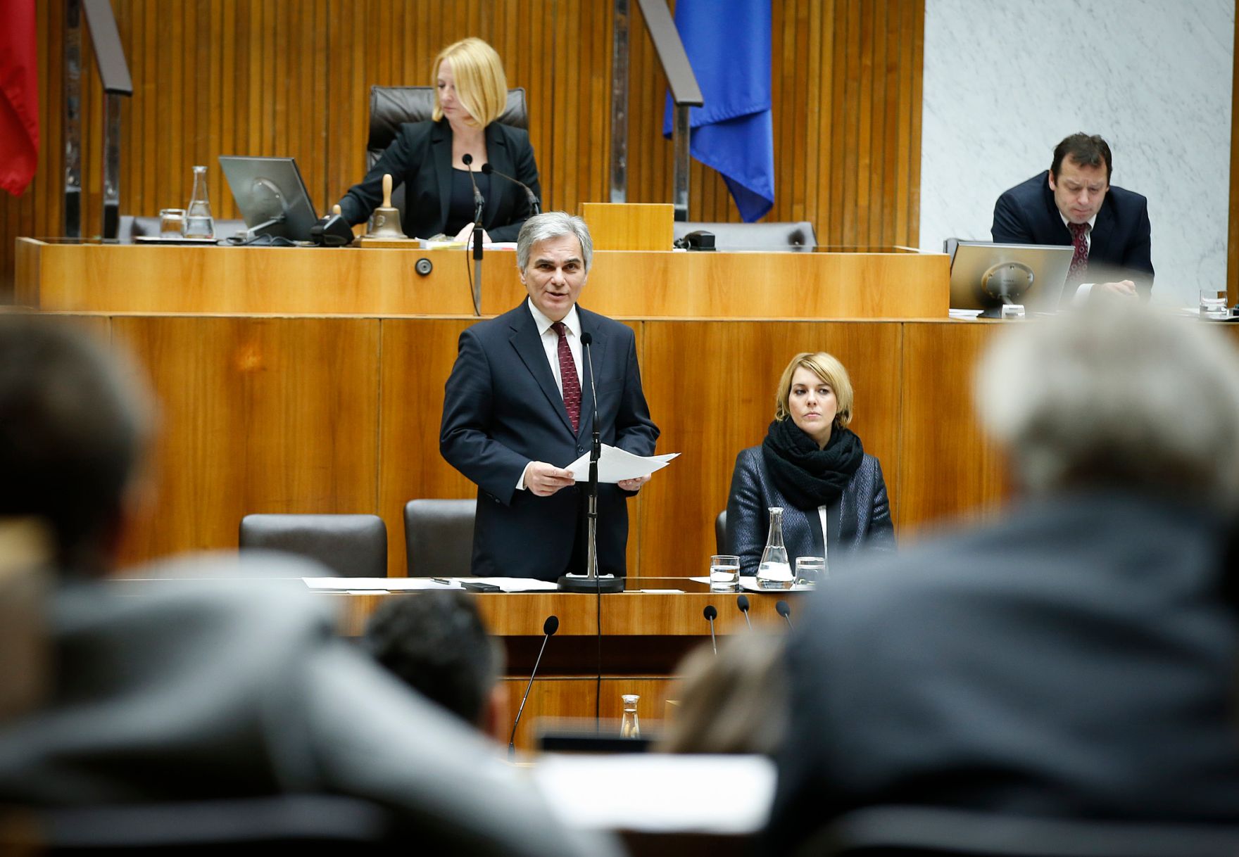 Am 10. Dezember 2014 sprach Bundeskanzler Werner Faymann (l.) in der Aktuellen Stunde bei der Nationalratssitzung im Parlament zum Thema &quot;Hypo-Group-Alpe-Adria&quot;. Im Bild mit Staatssekret&auml;rin Sonja Ste&szlig;l (r.).