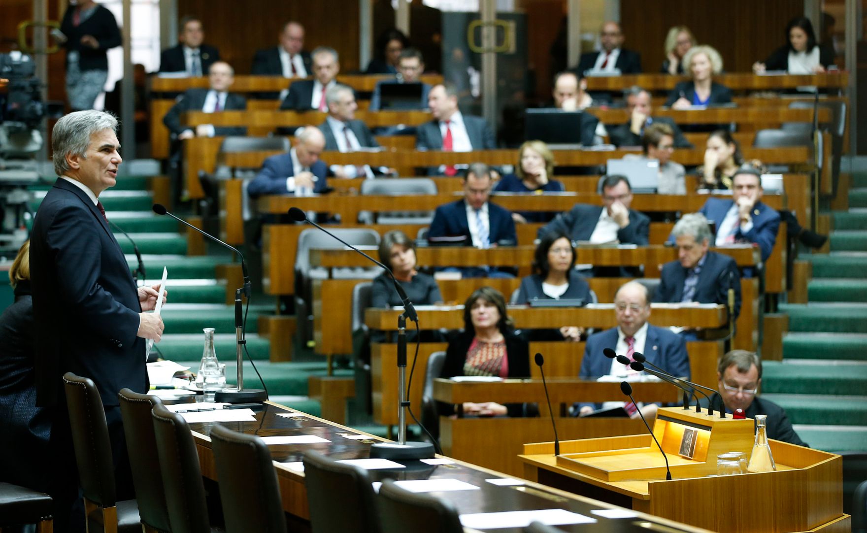 Am 10. Dezember 2014 sprach Bundeskanzler Werner Faymann (l.) in der Aktuellen Stunde bei der Nationalratssitzung im Parlament zum Thema &quot;Hypo-Group-Alpe-Adria&quot;.