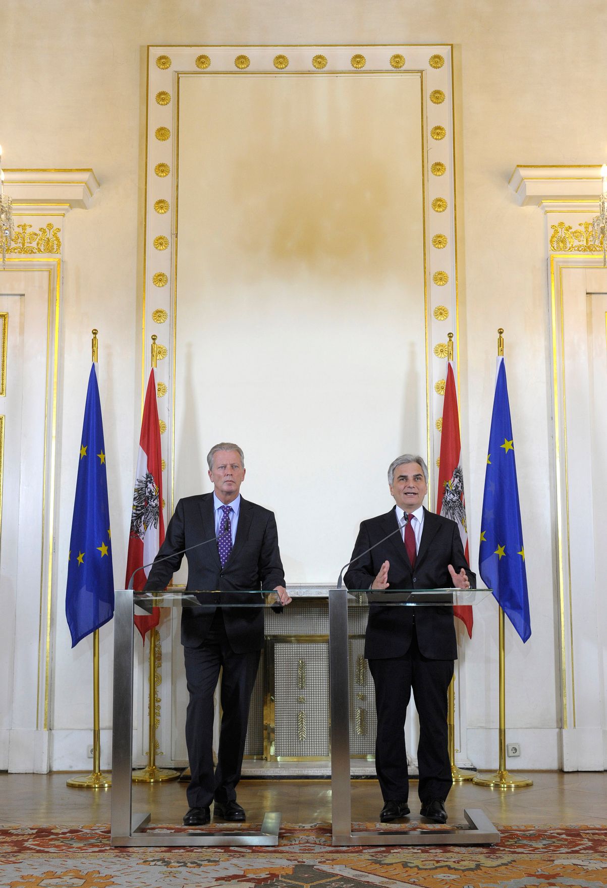 Bundeskanzler Werner Faymann (r.) mit Vizekanzler und Bundesminister Reinhold Mitterlehner (l.) beim Pressefoyer nach dem Ministerrat am 16. Dezember 2014.