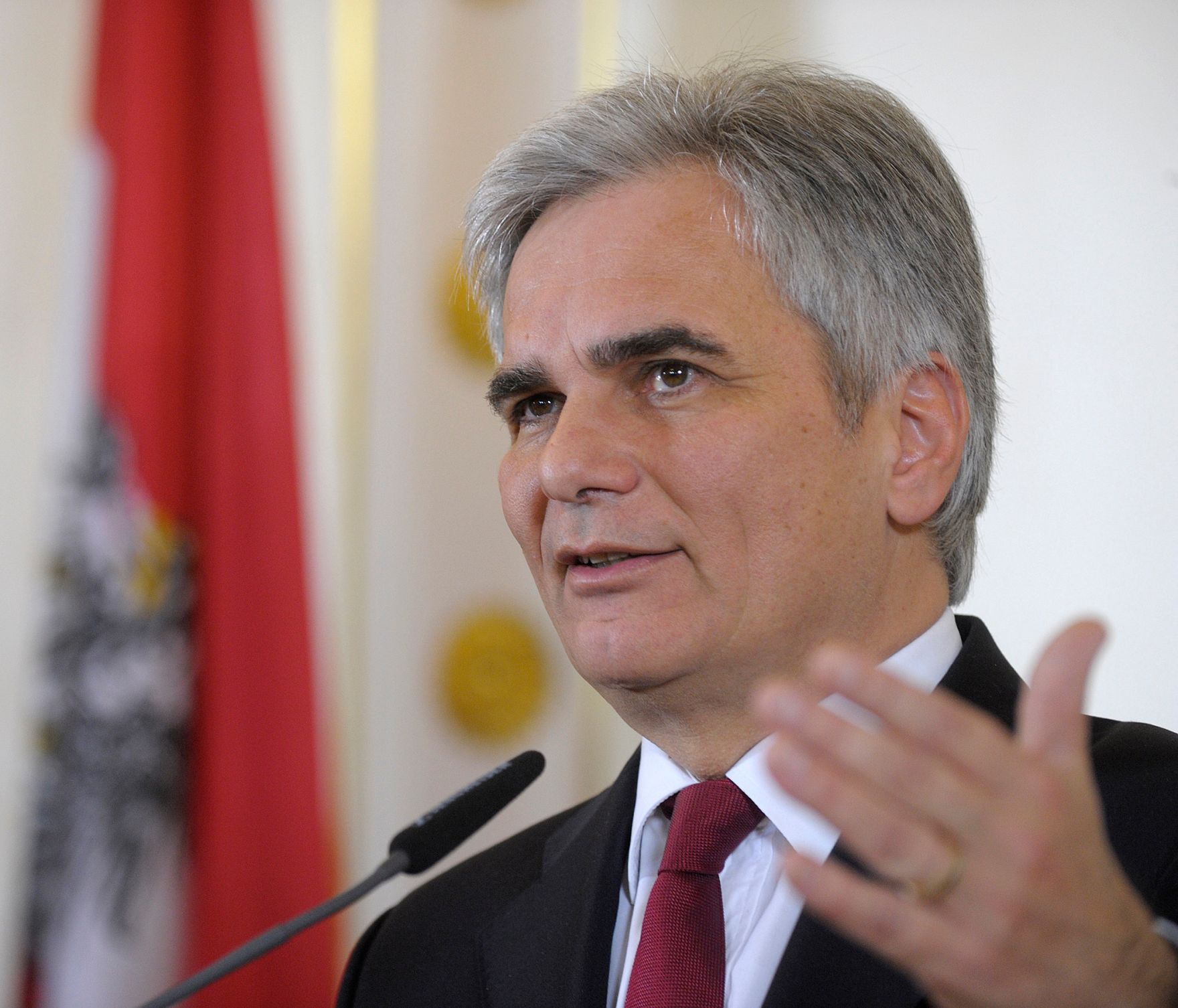 Bundeskanzler Werner Faymann beim Pressefoyer nach dem Ministerrat am 16. Dezember 2014.