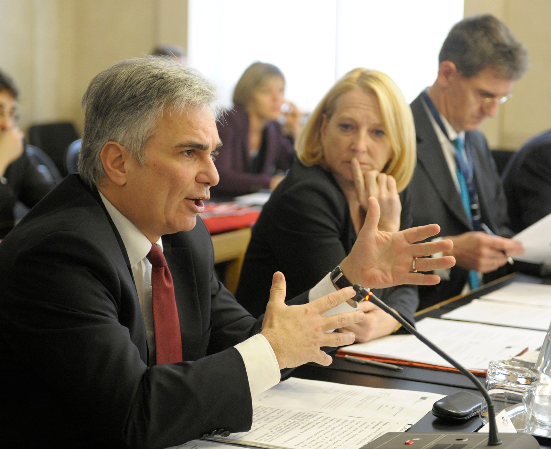 Am 17. Dezember 2014 sprach Bundeskanzler Werner Faymann (l.) beim EU-Hauptausschuss im Parlament. Im Bild mit der Nationalratspr&auml;sidentin Doris Bures (m.).
