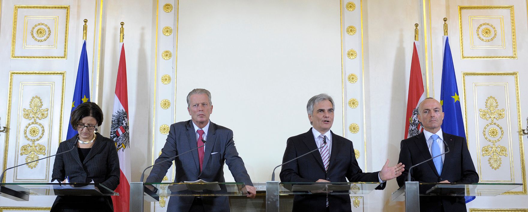 Am 23. Dezember 2014 gab Bundeskanzler Werner Faymann eine Pressekonferenz zum Bundesheer-Paket. Im Bild (v.l.n.r.) Innenministerin Johanna Mikl-Leitner, Vizekanzler Reinhold Mitterlehner, Bundeskanzler Werner Faymann und Verteidigungsminister Gerald Klug.