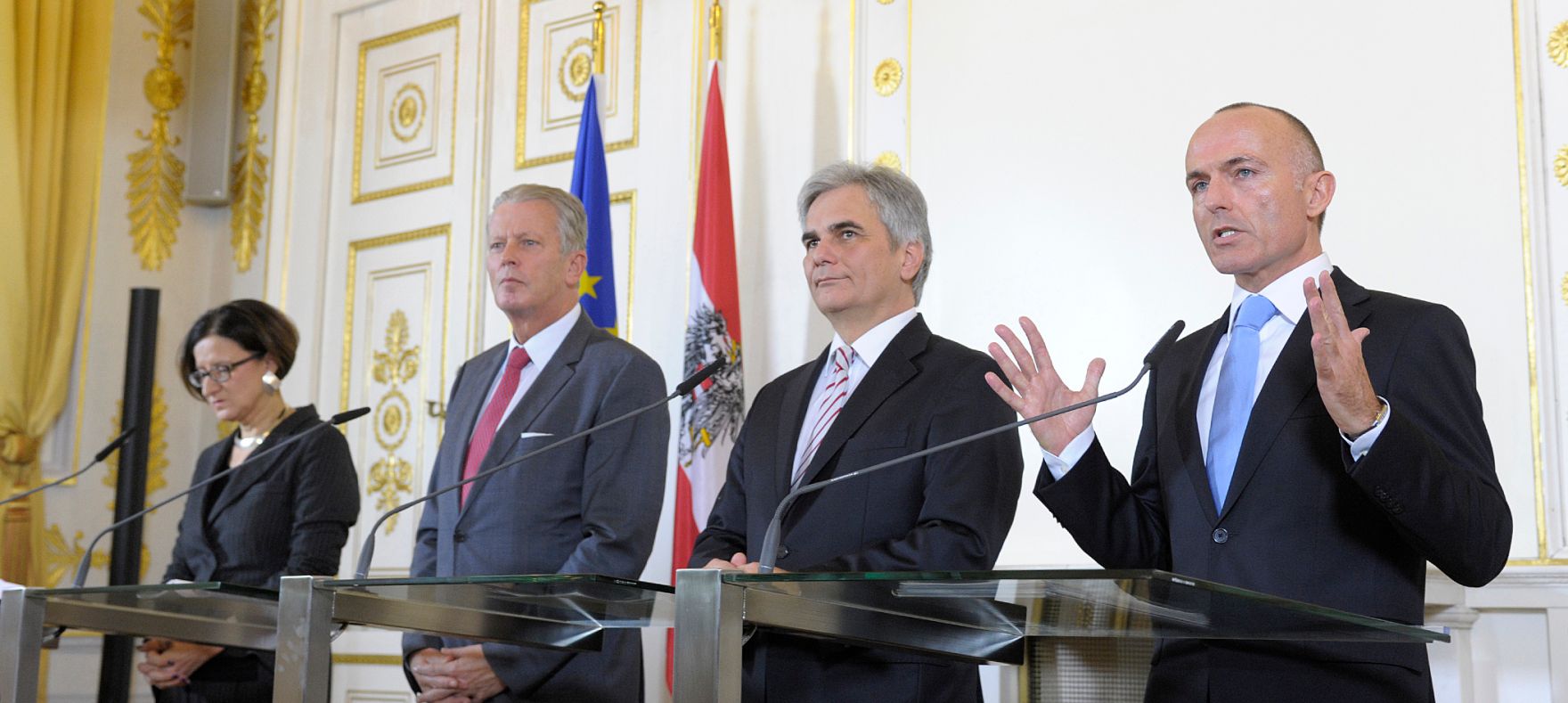 Am 23. Dezember 2014 gab Bundeskanzler Werner Faymann eine Pressekonferenz zum Bundesheer-Paket. Im Bild (v.l.n.r.) Innenministerin Johanna Mikl-Leitner, Vizekanzler Reinhold Mitterlehner, Bundeskanzler Werner Faymann und Verteidigungsminister Gerald Klug. 
