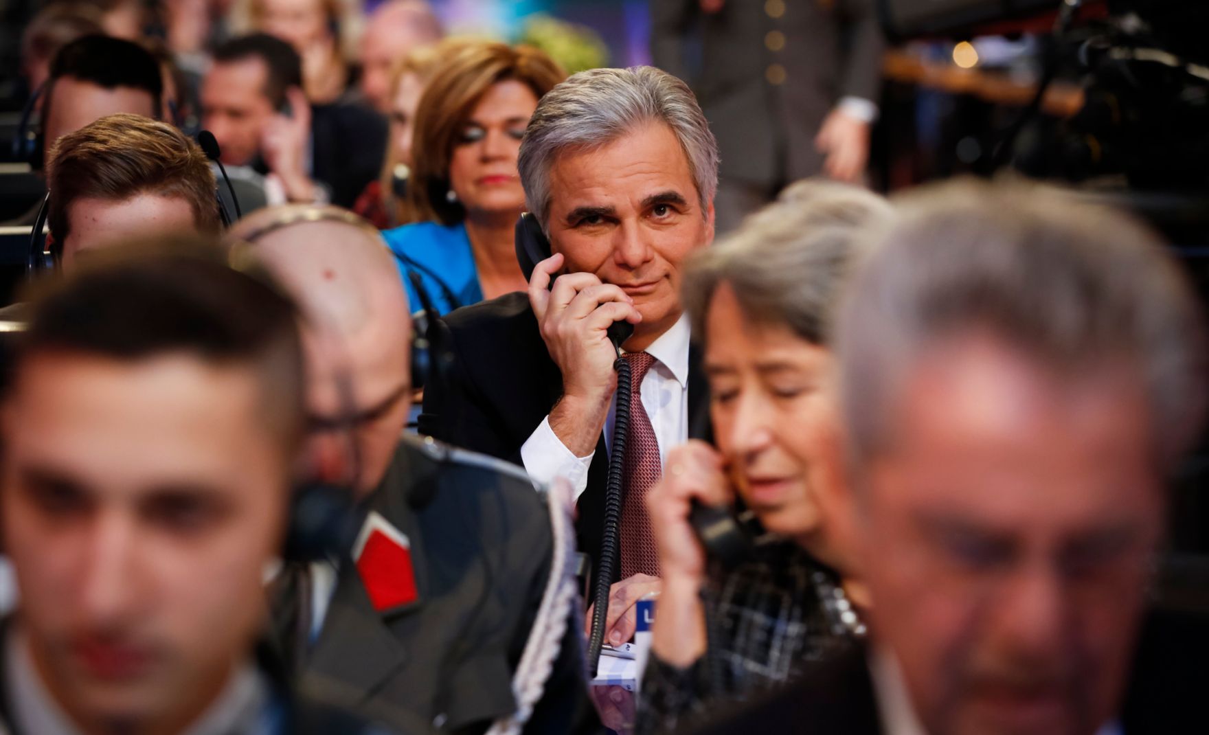 Am 24. Dezember 2014 nahm Bundeskanzler Werner Faymann an der Licht ins Dunkel Spendenaktion im ORF Zentrum Wien teil.
