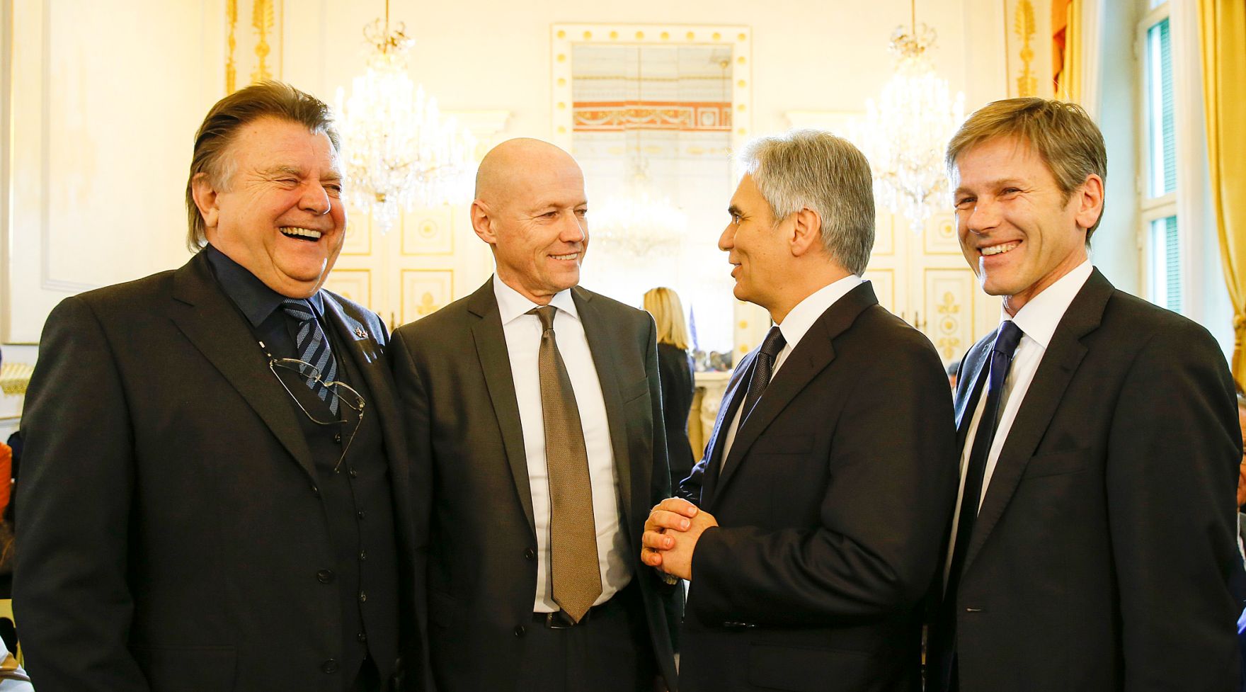 Am 10. Februar 2015 &uuml;berreichte Bundeskanzler Werner Faymann (m.r.) gemeinsam mit Kunst- und Kulturminister Josef Ostermayer (r.) die Urkunde, mit der Journalist Peter Resetarits (m.l.) der Berufstitel Professor verliehen wurde. Im Bild mit Bruder Lukas Resetarits (l.).
