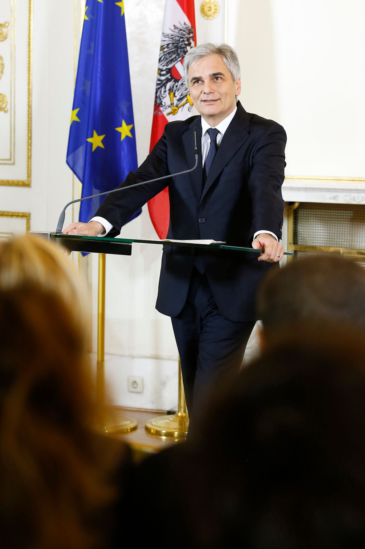 Am 10. Februar 2015 &uuml;berreichte Bundeskanzler Werner Faymann (im Bild) gemeinsam mit Kunst- und Kulturminister Josef Ostermayer die Urkunde, mit der Journalist Peter Resetarits der Berufstitel Professor verliehen wurde.