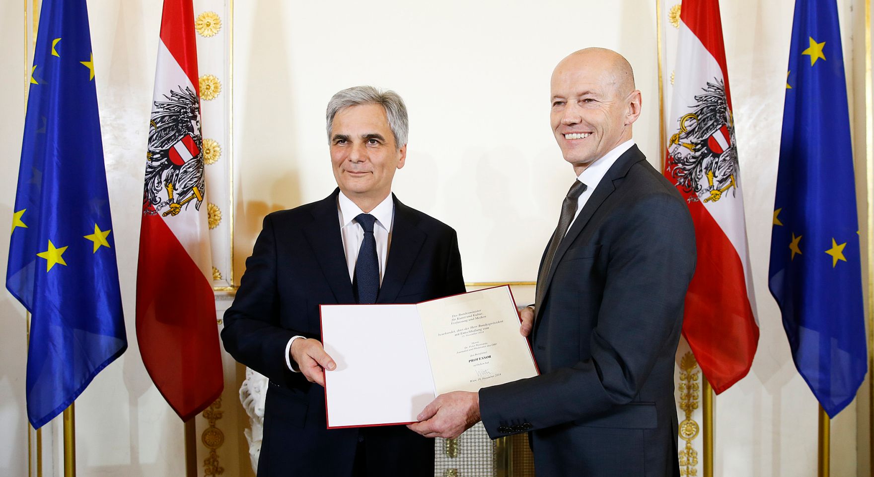 Am 10. Februar 2015 &uuml;berreichte Bundeskanzler Werner Faymann (l.) gemeinsam mit Kunst- und Kulturminister Josef Ostermayer die Urkunde, mit der Journalist Peter Resetarits (r.) der Berufstitel Professor verliehen wurde.