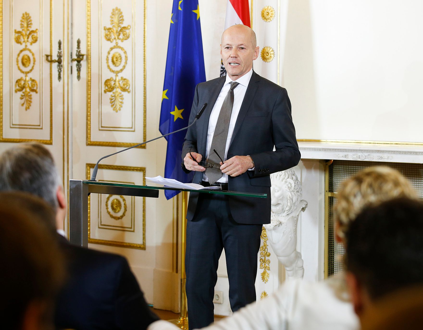 Am 10. Februar 2015 &uuml;berreichte Bundeskanzler Werner Faymann gemeinsam mit Kunst- und Kulturminister Josef Ostermayer die Urkunde, mit der Journalist Peter Resetarits (im Bild) der Berufstitel Professor verliehen wurde.