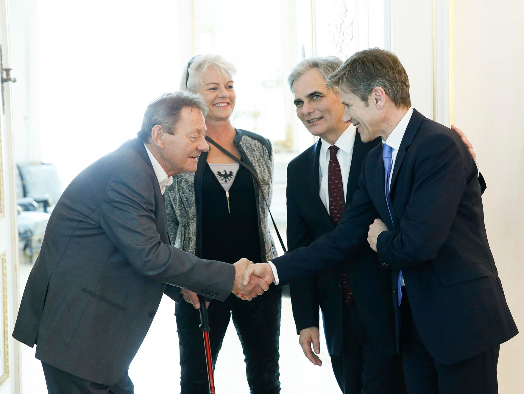 Am 10. April 2015 empfing Bundeskanzler Werner Faymann (m.r.) den Musiker Wolfgang Ambros (l.) im Bundeskanzleramt. Im Bild mit Kunst- und Kulturminister Josef Ostermayer (r.) und Uta Sch&auml;fauer (m.l.).