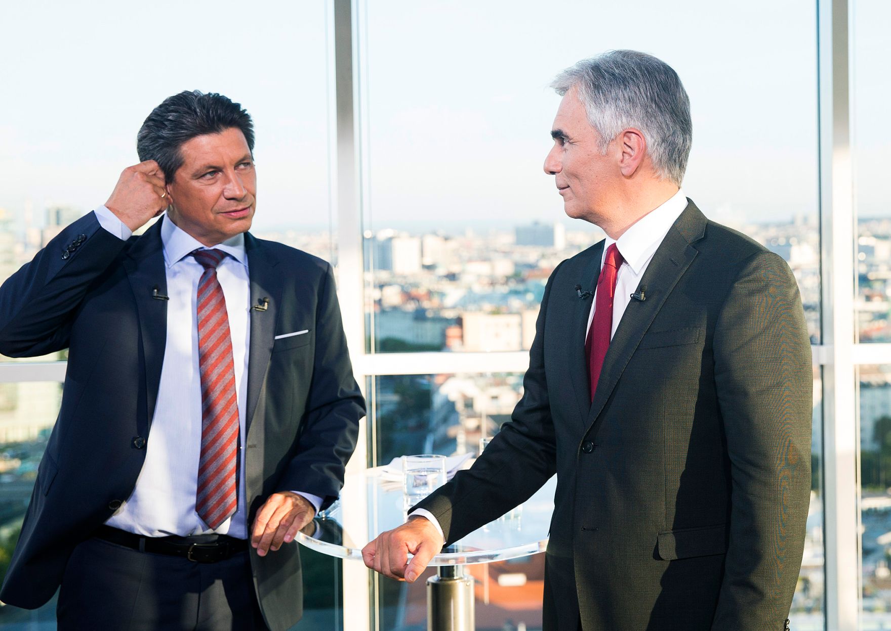 Am 31. August 2015 war Bundeskanzler Werner Faymann (r.) Gast in der ORF-Sendung "Sommergespr&auml;che 2015" im Ringturm. Im Bild mit Moderator Hans B&uuml;rger (l.).