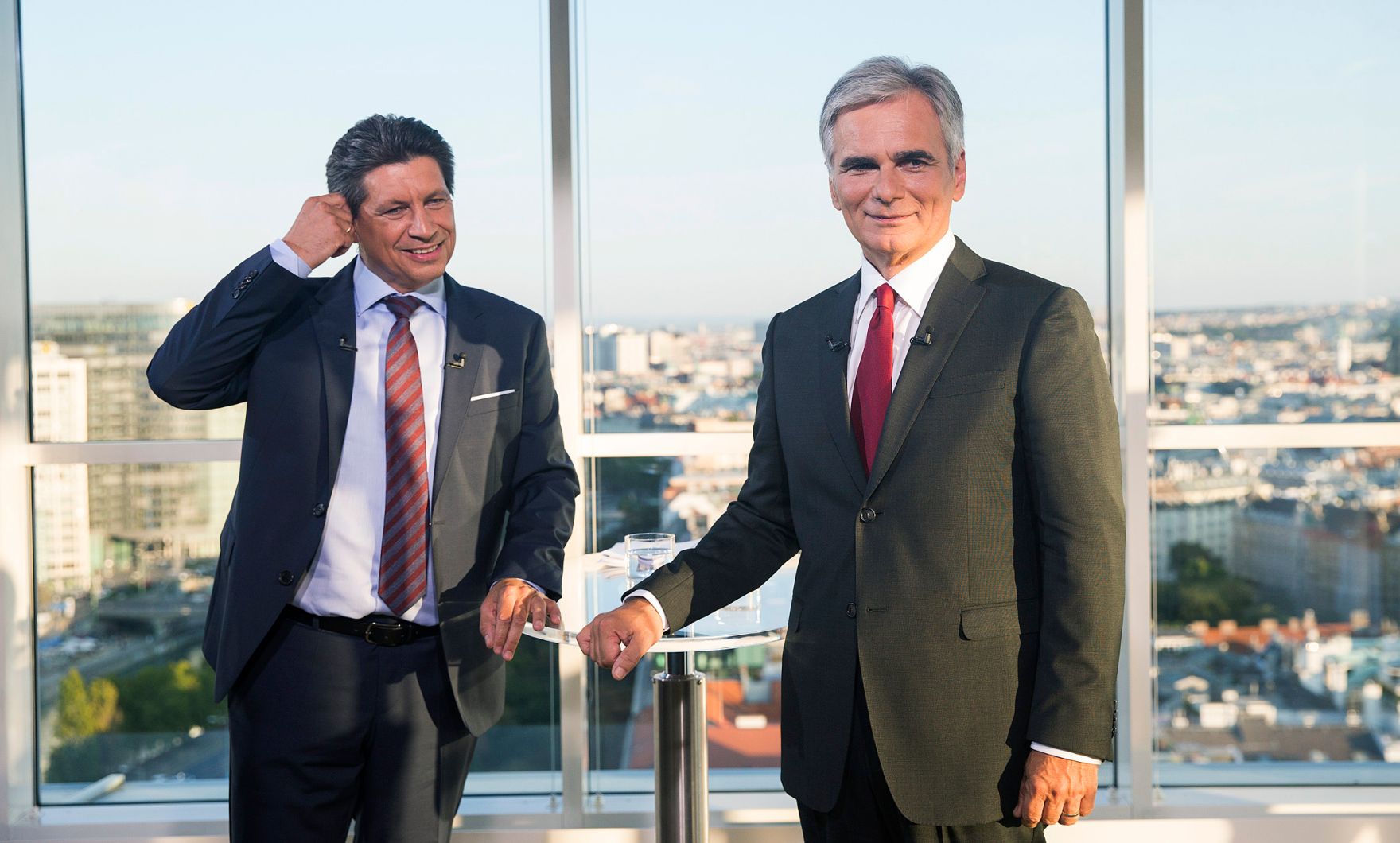 Am 31. August 2015 war Bundeskanzler Werner Faymann (r.) Gast in der ORF-Sendung "Sommergespr&auml;che 2015" im Ringturm. Im Bild mit Moderator Hans B&uuml;rger (l.).