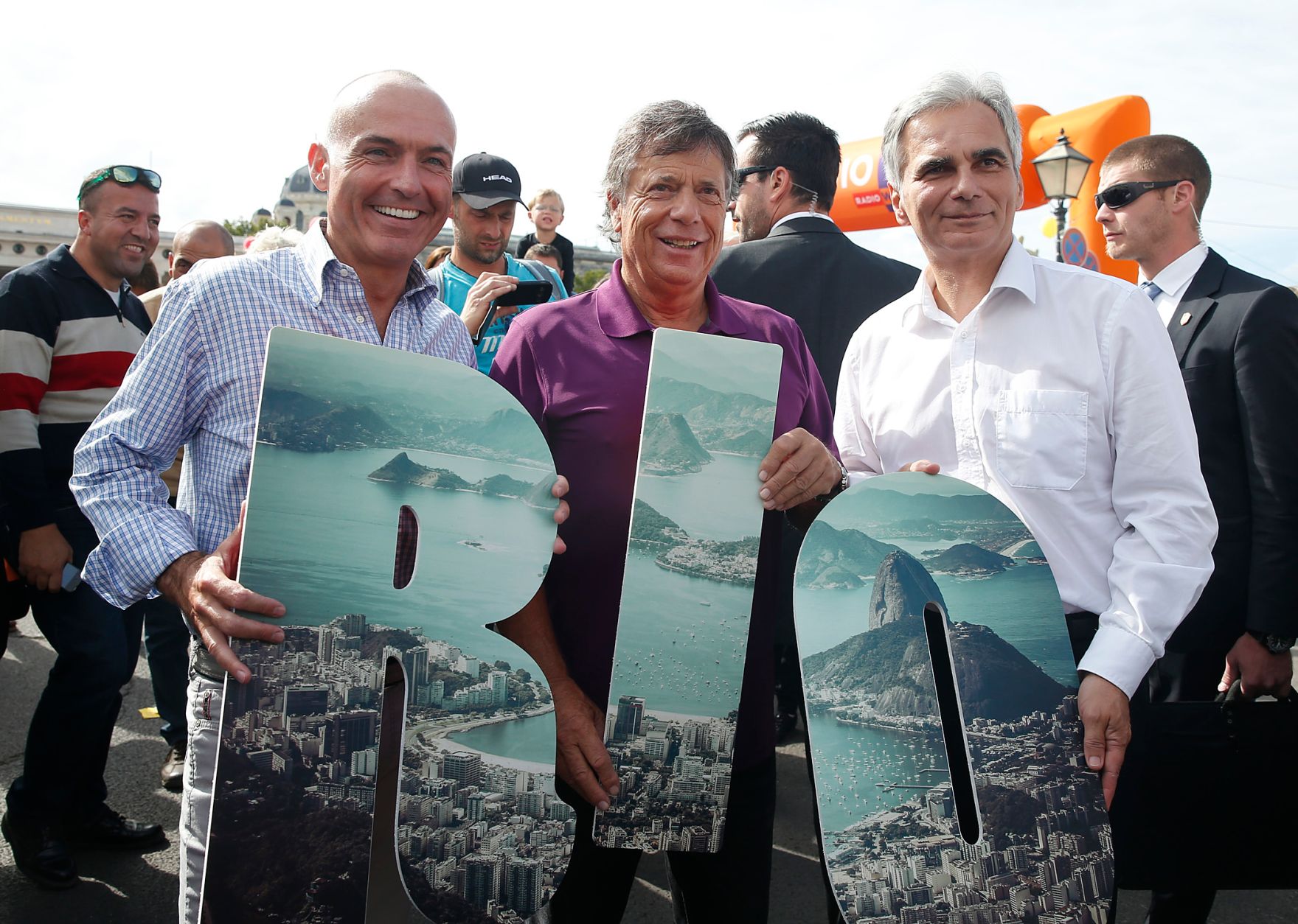 Am 19. September 2015 fand am Wiener Heldenplatz der Tag des Sports statt. Im Bild Bundeskanzler Werner Faymann (r.) mit Verteidigungsminister Gerald Klug (l.) und dem Pr&auml;sidenten des &Ouml;sterreichischen Skiverbandes Peter Schr&ouml;cksnadel (m.).