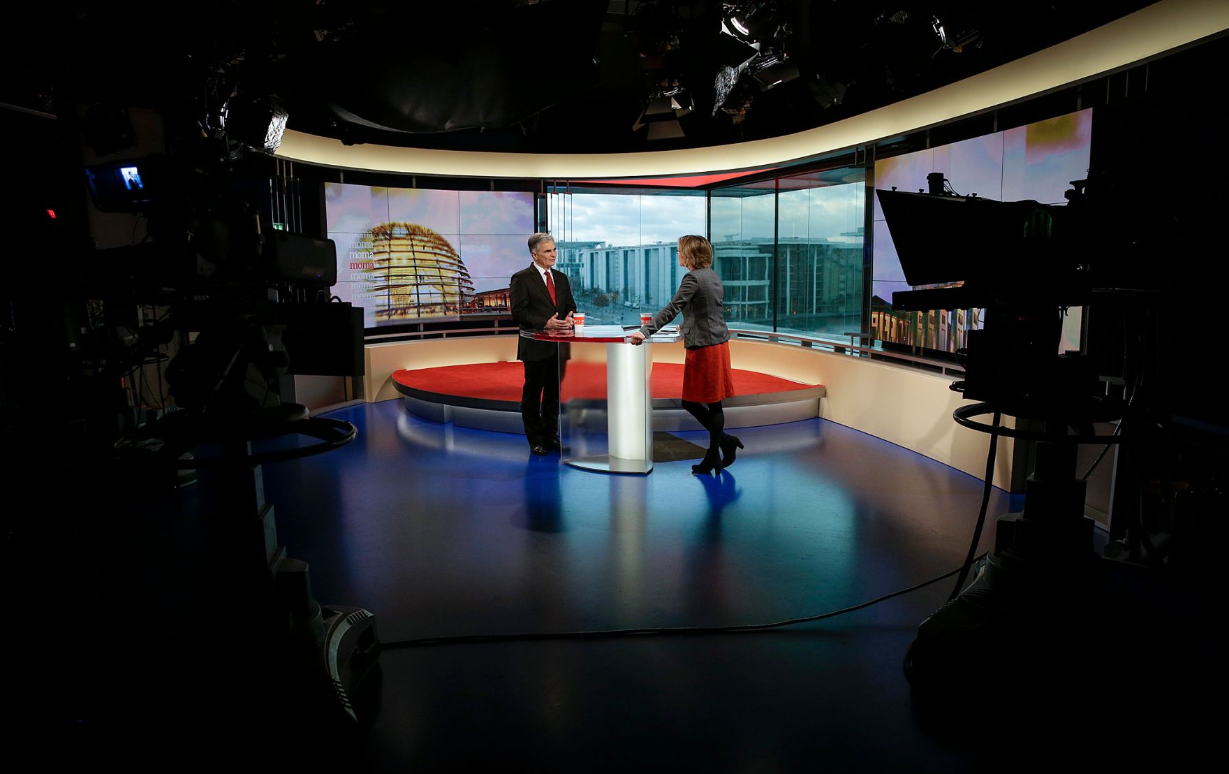 Am 19. November 2015 gab Bundeskanzler Werner Faymann (l.) im Rahmen seines Besuchs in Berlin ein Interview beim ARD-Morgenmagazin. Im Bild mit der Moderatorin Christiane Meier (r.).
