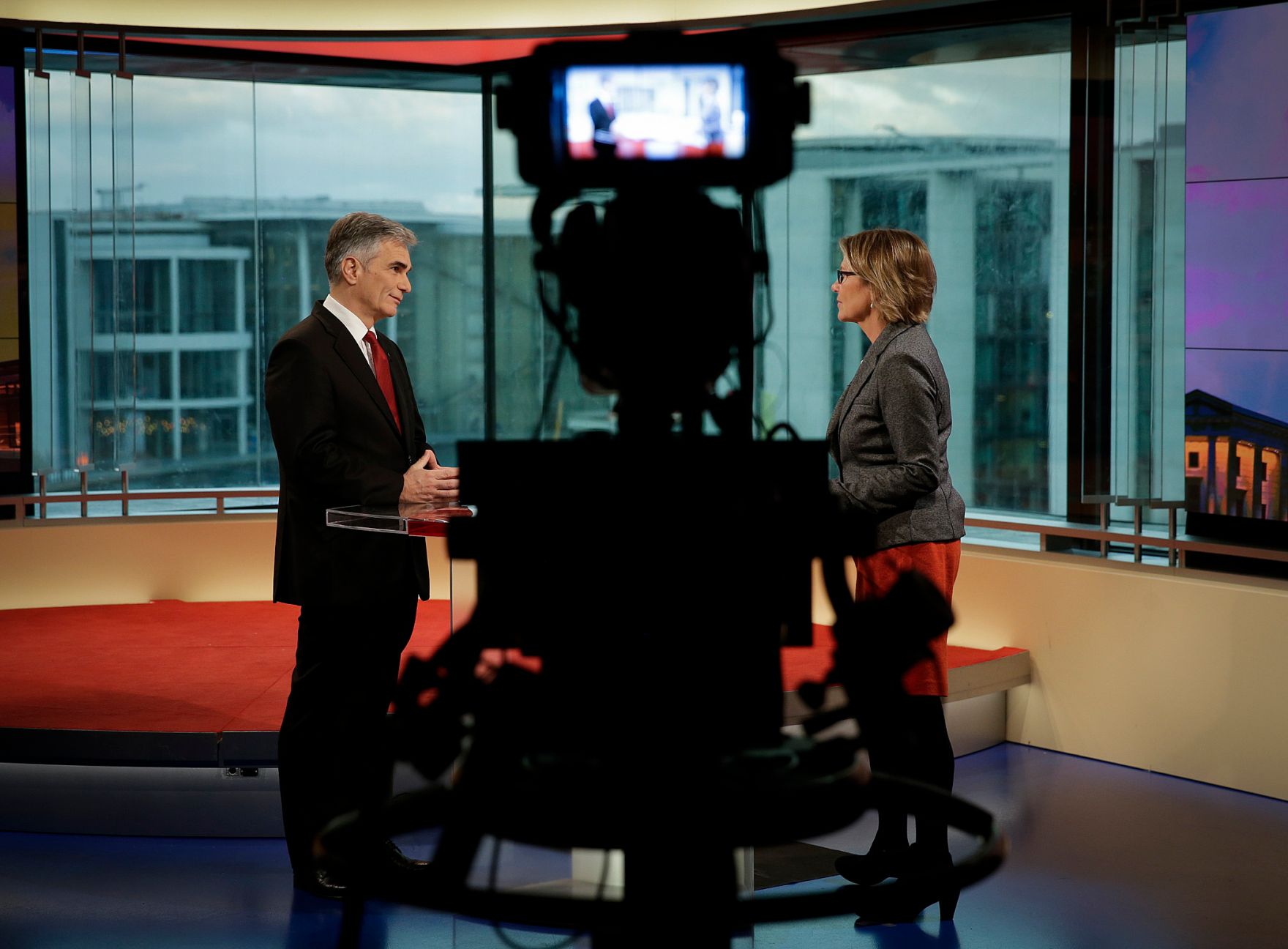 Am 19. November 2015 gab Bundeskanzler Werner Faymann (l.) im Rahmen seines Besuchs in Berlin ein Interview beim ARD-Morgenmagazin. Im Bild mit der Moderatorin Christiane Meier (r.).