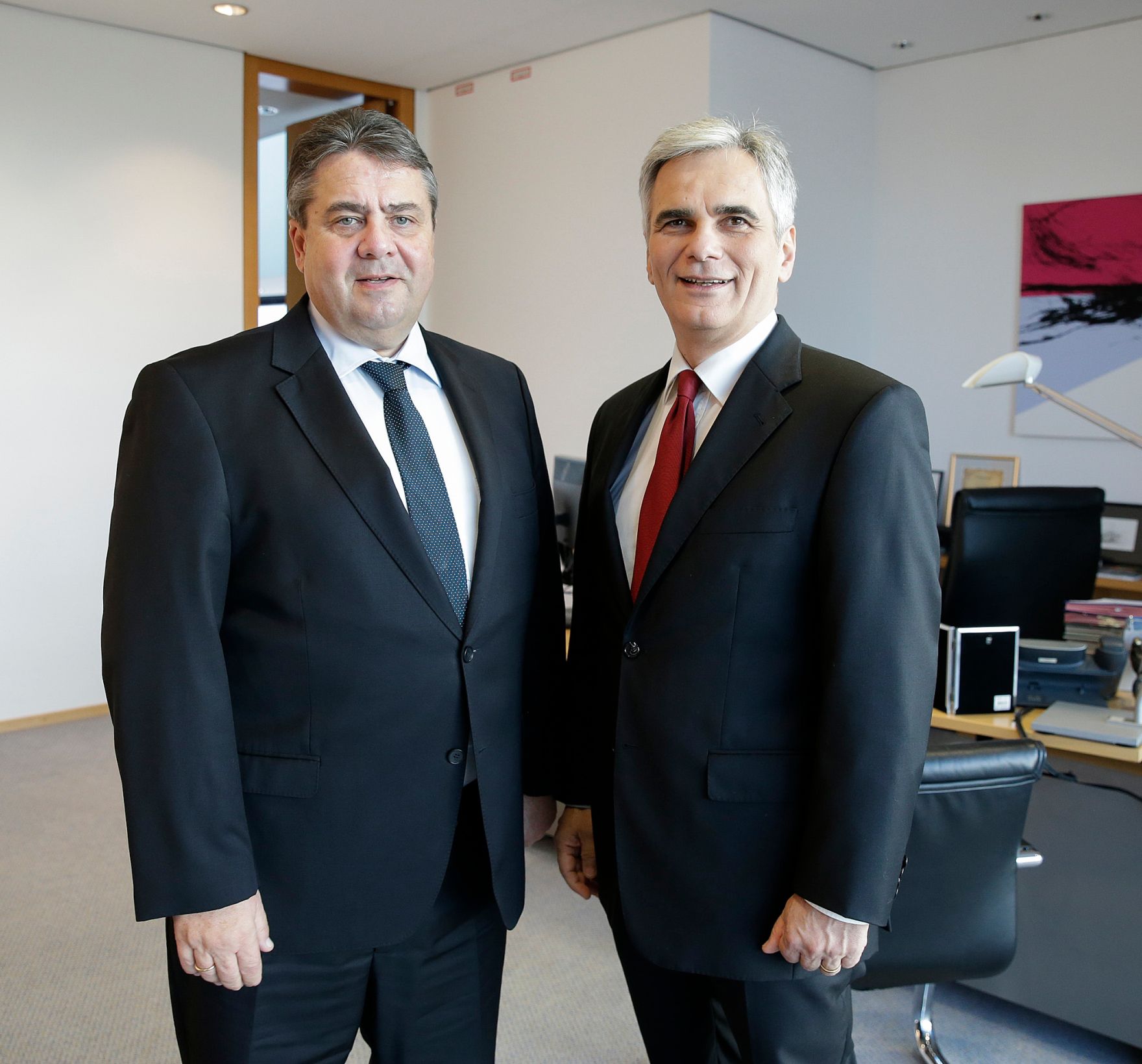 Am 19. November 2015 traf Bundeskanzler Werner Faymann (r.) im Rahmen seines Besuchs in Berlin den deutschen Vizekanzler Sigmar Gabriel (l.) zu einem Gespr&auml;ch.