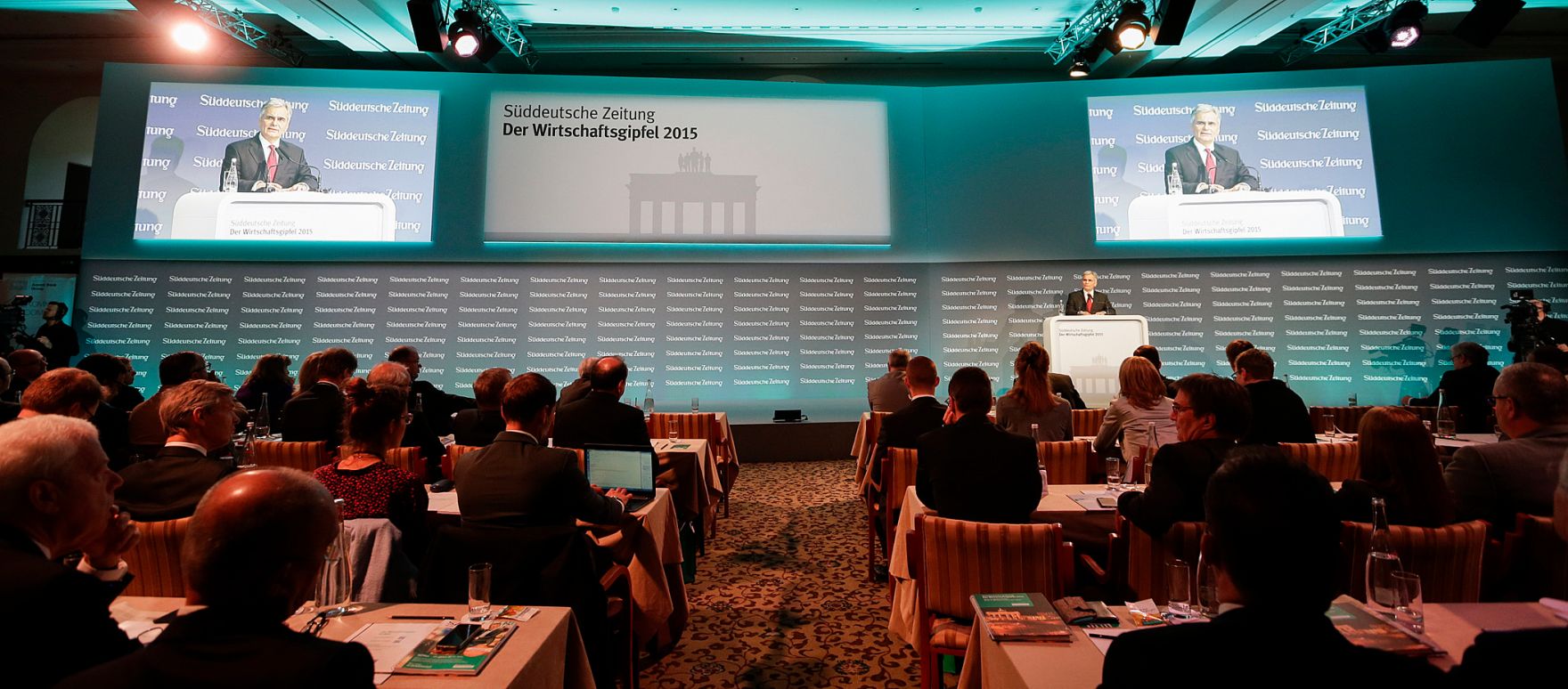 Am 19. November 2015 hielt Bundeskanzler Werner Faymann (im Bild) im Rahmen seines Besuchs in Berlin die Er&ouml;ffnungsrede beim Wirtschaftsgipfel der S&uuml;ddeutschen Zeitung.