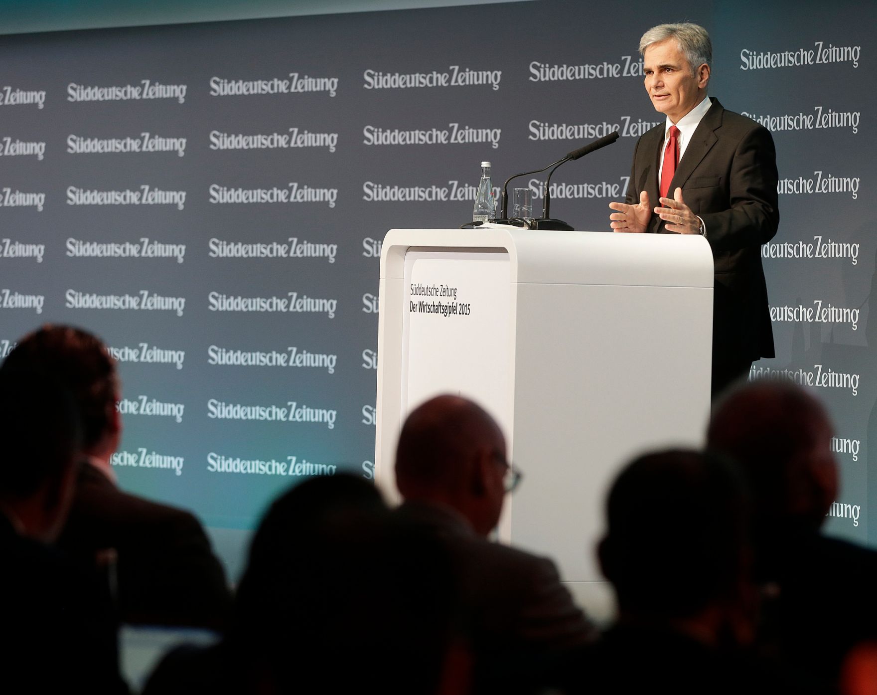 Am 19. November 2015 hielt Bundeskanzler Werner Faymann (im Bild) im Rahmen seines Besuchs in Berlin die Er&ouml;ffnungsrede beim Wirtschaftsgipfel der S&uuml;ddeutschen Zeitung.