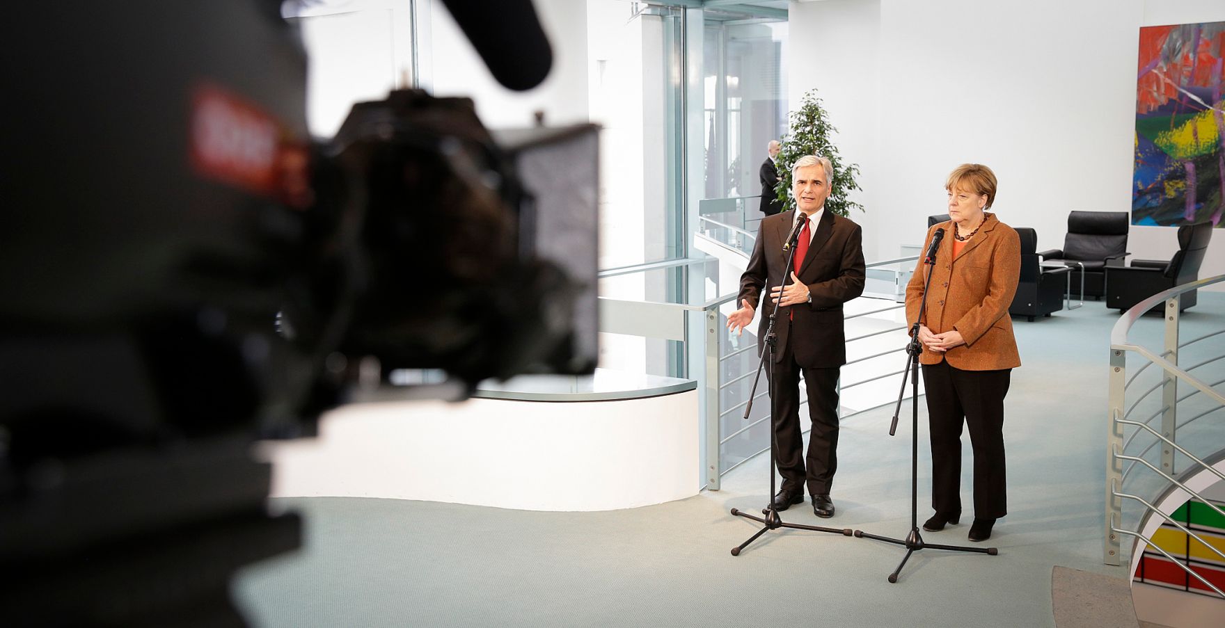 Am 19. November 2015 traf Bundeskanzler Werner Faymann (l.) im Rahmen seines Besuchs in Berlin die deutsche Bundeskanzlerin Angela Merkel (r.) zu einem Gespr&auml;ch. Im Bild bei einem gemeinsamen Pressestatement.