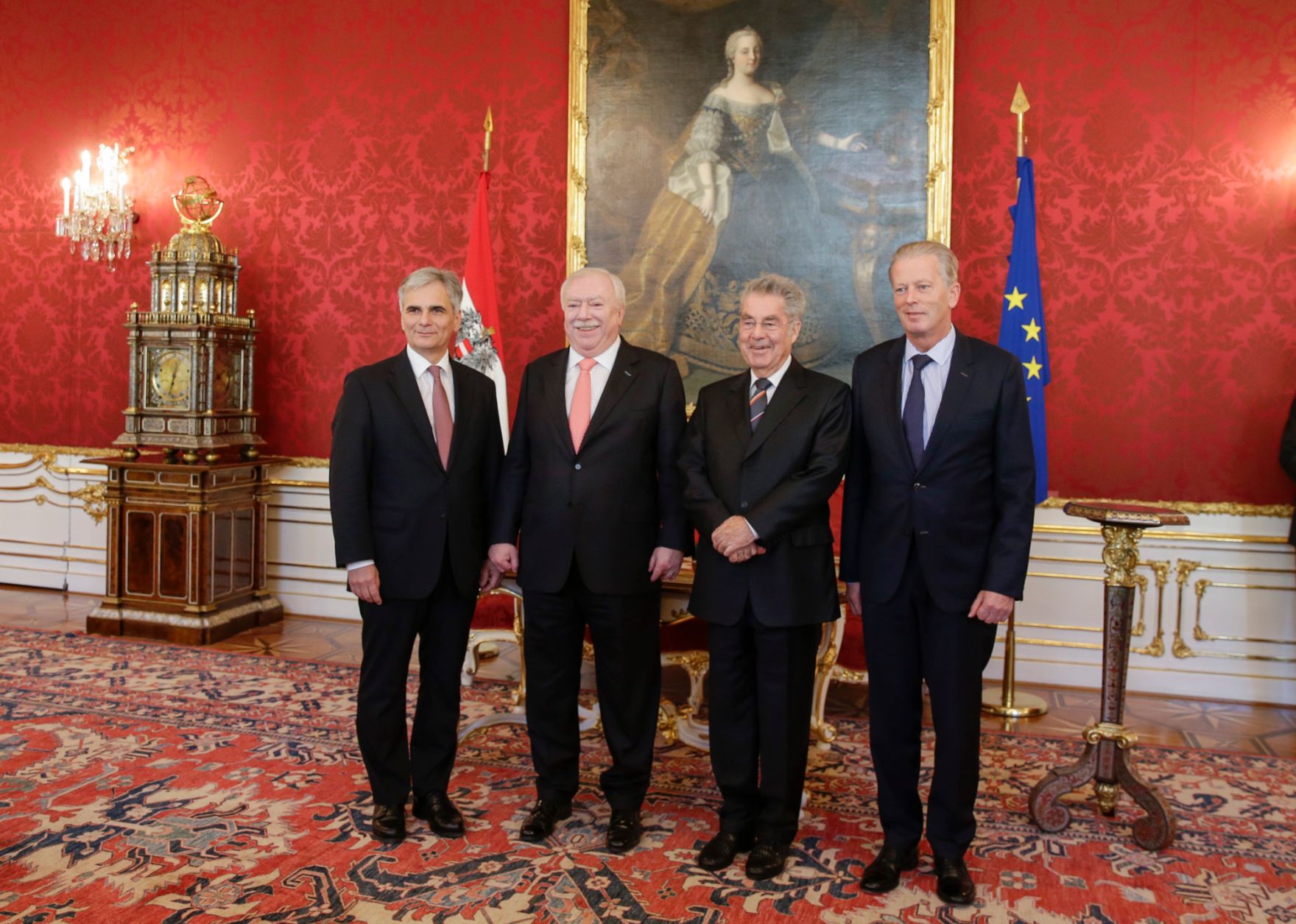 Am 24. November 2015 nahm Bundeskanzler Werner Faymann (l.) und Vizekanzler und Bundesminister Reinhold Mitterlehner (r.) an der Angelobung des Wiener Landeshauptmanns Michael H&auml;upl (m.l.) durch Bundespr&auml;sidenten Heinz Fischer (m.r.) in der Pr&auml;sidentschaftskanzlei teil.