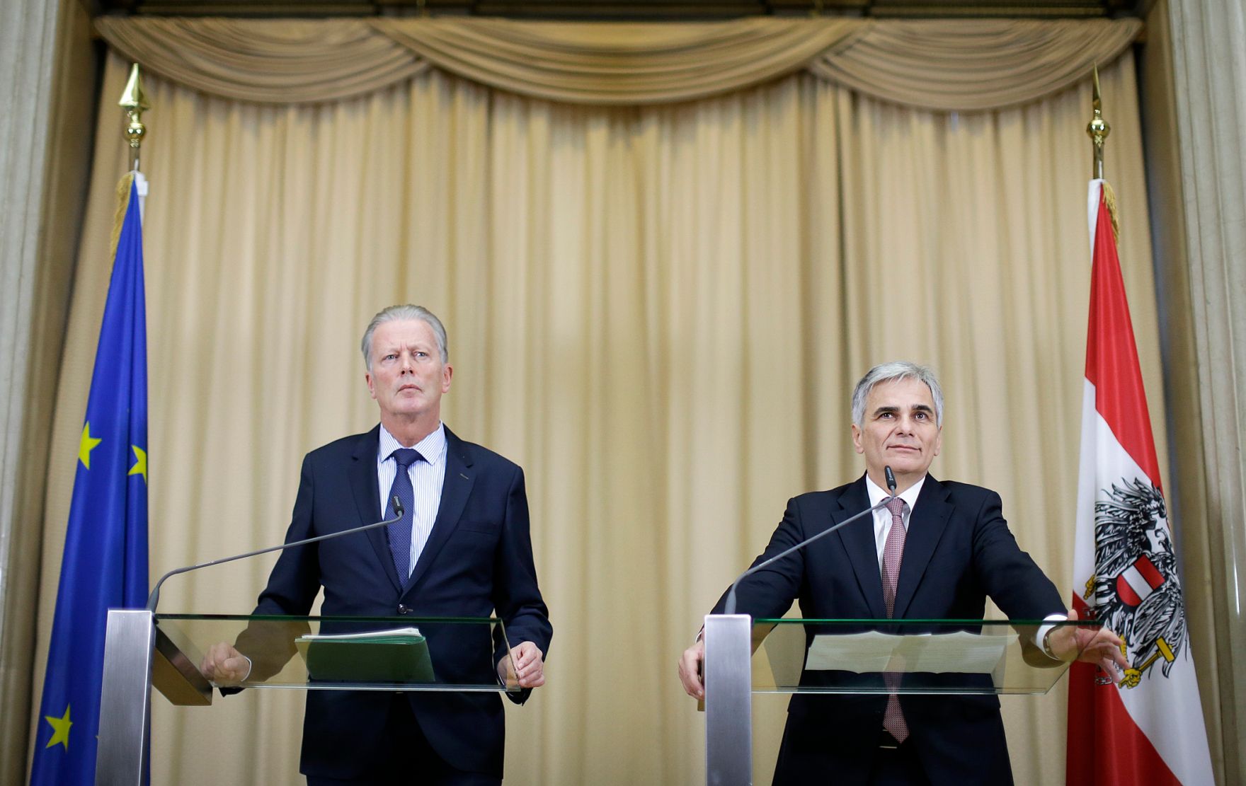 Bundeskanzler Werner Faymann (r.) mit Vizekanzler und Bundesminister Reinhold Mitterlehner (l.) beim Pressefoyer nach dem Ministerrat am 24. November 2015 im Parlament. 