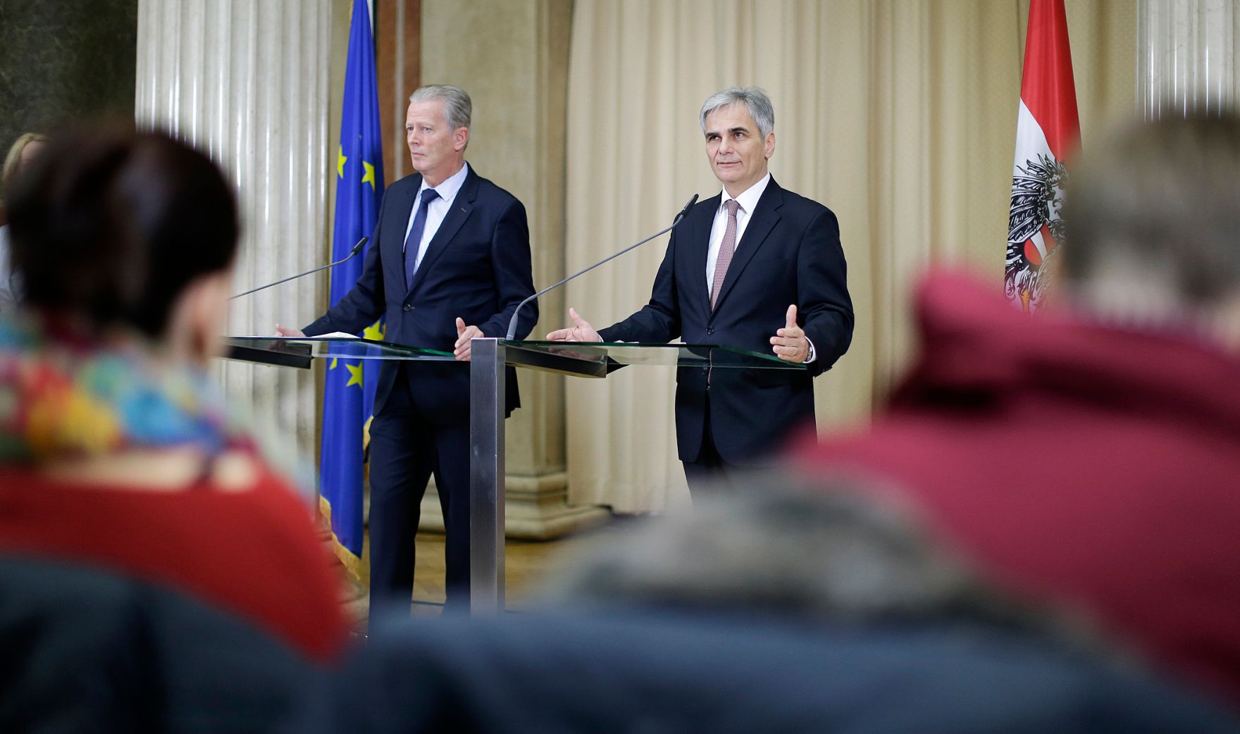 Bundeskanzler Werner Faymann (r.) mit Vizekanzler und Bundesminister Reinhold Mitterlehner (l.) beim Pressefoyer nach dem Ministerrat am 24. November 2015 im Parlament. 