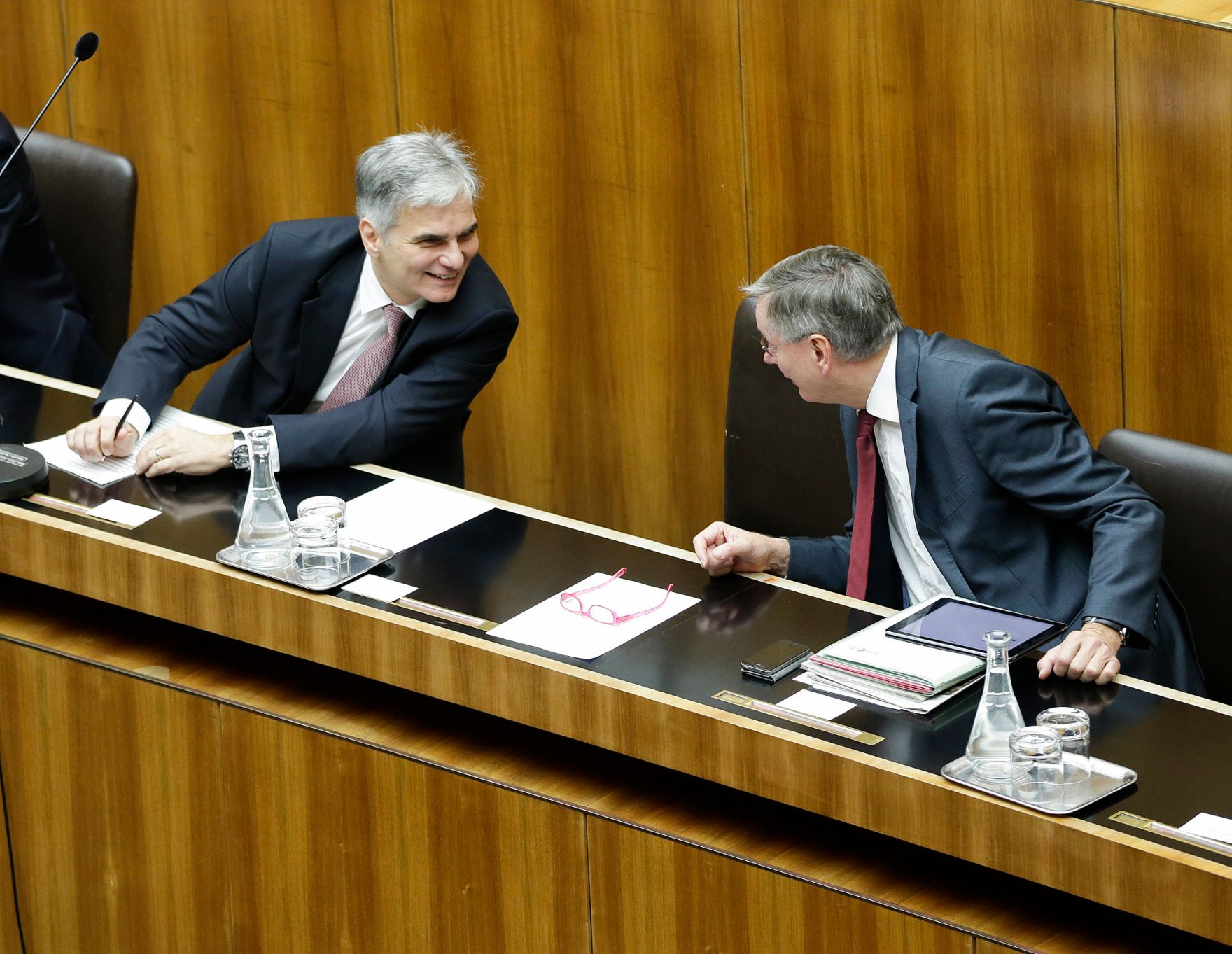 Am 24. November 2014 sprach der Bundeskanzler in der Aktuellen Debatte im Nationalrat zum Thema &quot;Bundesfinanzgesetz 2016&quot; im Parlament. Im Bild Bundeskanzler Werner Faymann (l.) mit Verkehrsminister Alois St&ouml;ger (r.).