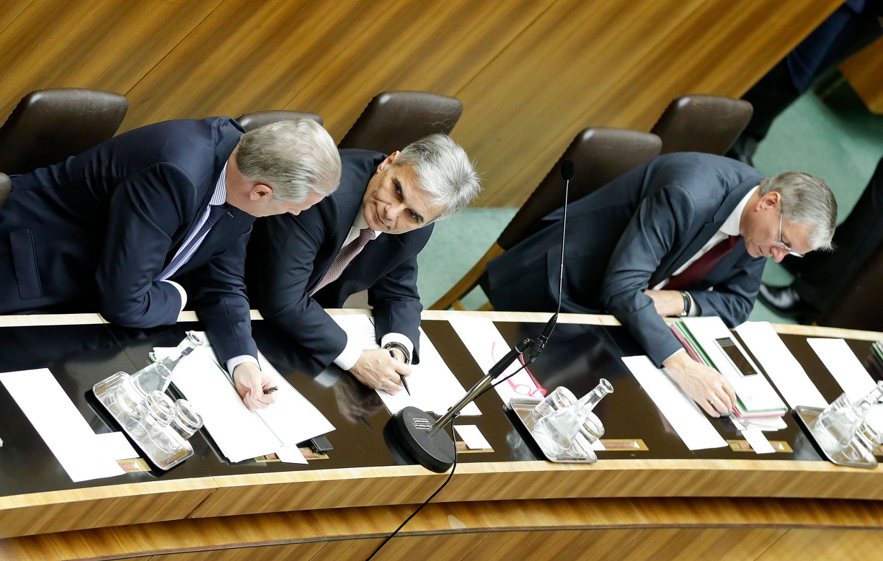 Am 24. November 2014 sprach der Bundeskanzler in der Aktuellen Debatte im Nationalrat zum Thema &quot;Bundesfinanzgesetz 2016&quot; im Parlament. Im Bild Bundeskanzler Werner Faymann (m.) mit Vizekanzler und Bundesminister Reinhold Mitterlehner (l.) und Verkehrsminister Alois St&ouml;ger (r.).