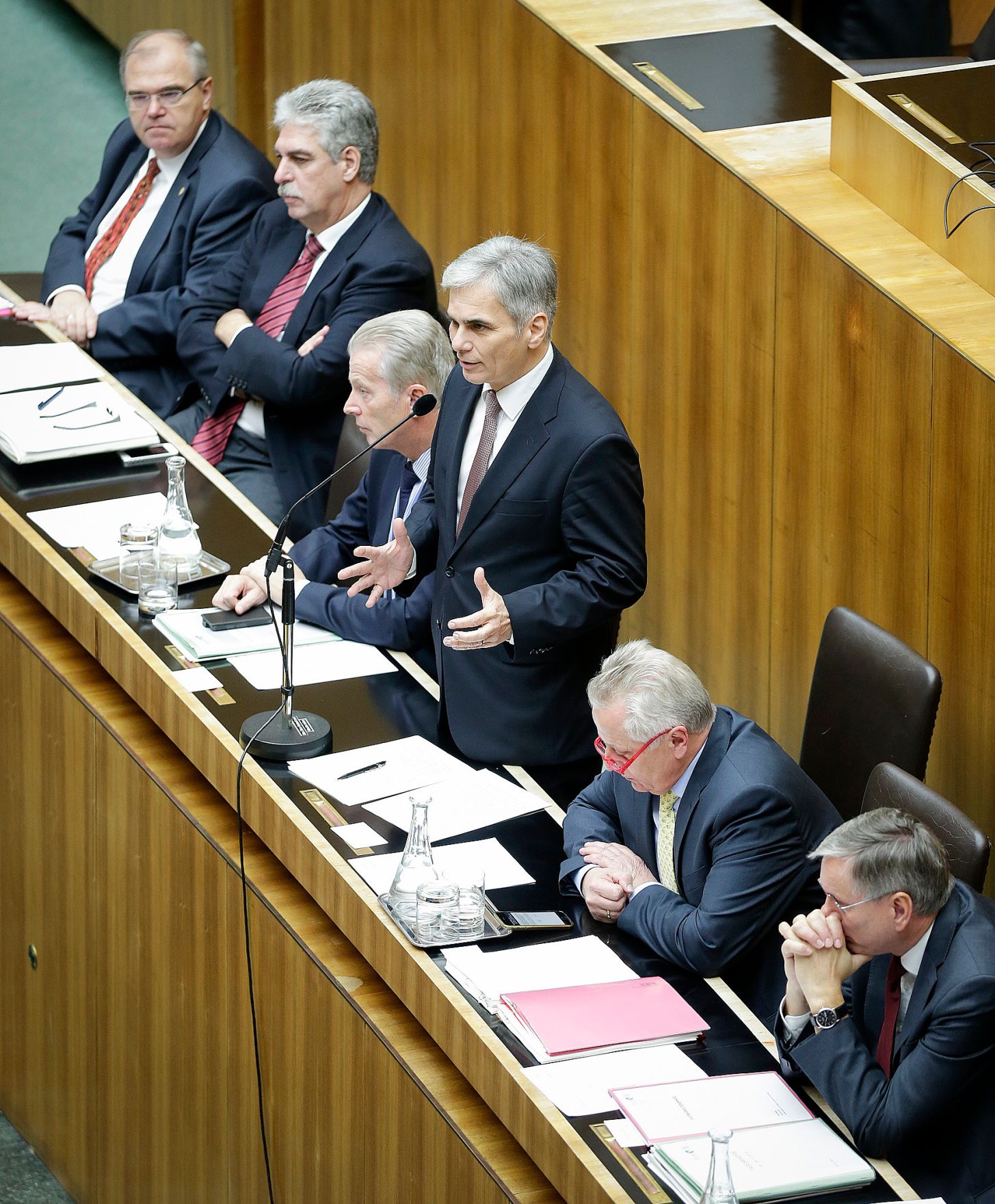 Am 24. November 2014 sprach der Bundeskanzler in der Aktuellen Debatte im Nationalrat zum Thema &quot;Bundesfinanzgesetz 2016&quot; im Parlament. Im Bild (v.l.n.r) Justizminister Wolfgang Brandstetter, Finanzminister Hans-J&ouml;rg Schelling, Vizekanzler und Bundesminister Reinhold Mitterlehner, Bundeskanzler Werner Faymann, Sozialminister Rudolf Hundstorfer und Verkehrsminister Alois St&ouml;ger.