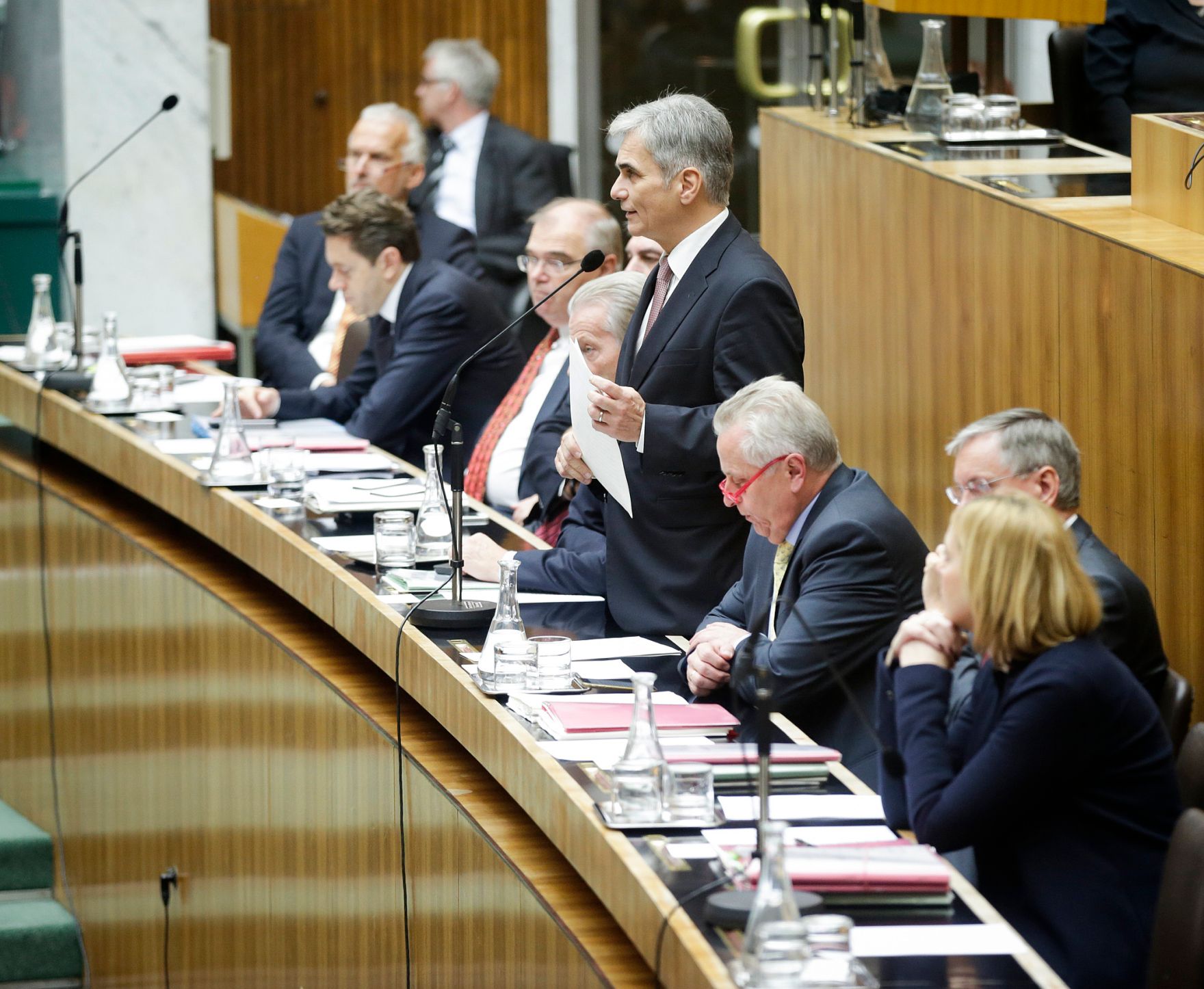 Am 24. November 2014 sprach der Bundeskanzler in der Aktuellen Debatte im Nationalrat zum Thema &quot;Bundesfinanzgesetz 2016&quot; im Parlament. Im Bild (v.l.n.r) Justizminister Wolfgang Brandstetter, Finanzminister Hans-J&ouml;rg Schelling, Vizekanzler und Bundesminister Reinhold Mitterlehner, Bundeskanzler Werner Faymann, Sozialminister Rudolf Hundstorfer, Verkehrsminister Alois St&ouml;ger und Staatssekret&auml;rin Sonja Ste&szlig;l.