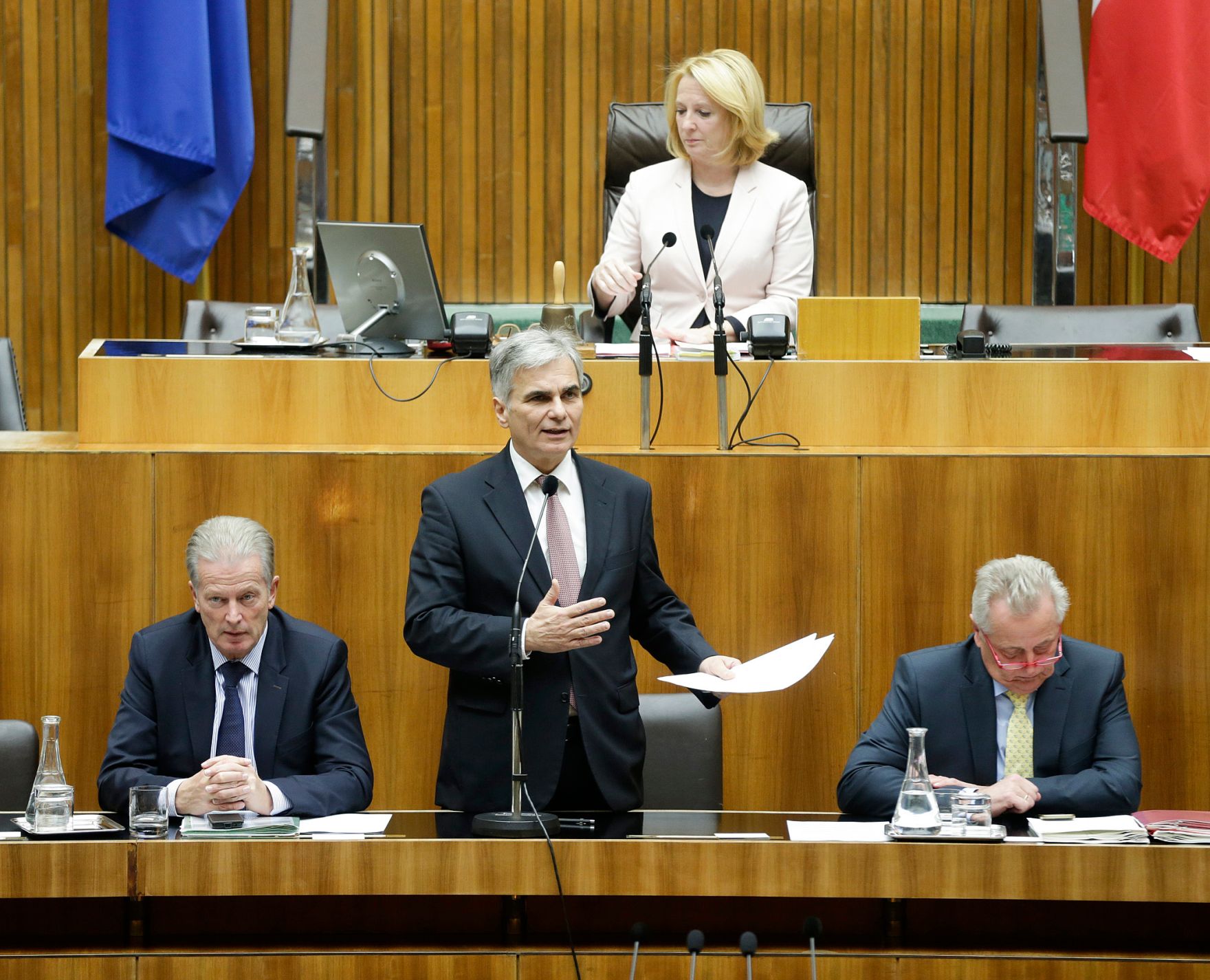 Am 24. November 2014 sprach der Bundeskanzler in der Aktuellen Debatte im Nationalrat zum Thema &quot;Bundesfinanzgesetz 2016&quot; im Parlament. Im Bild Bundeskanzler Werner Faymann (m.) mit Vizekanzler und Bundesminister Reinhold Mitterlehner (l.) und Sozialminister Rudolf Hundstorfer (r.).