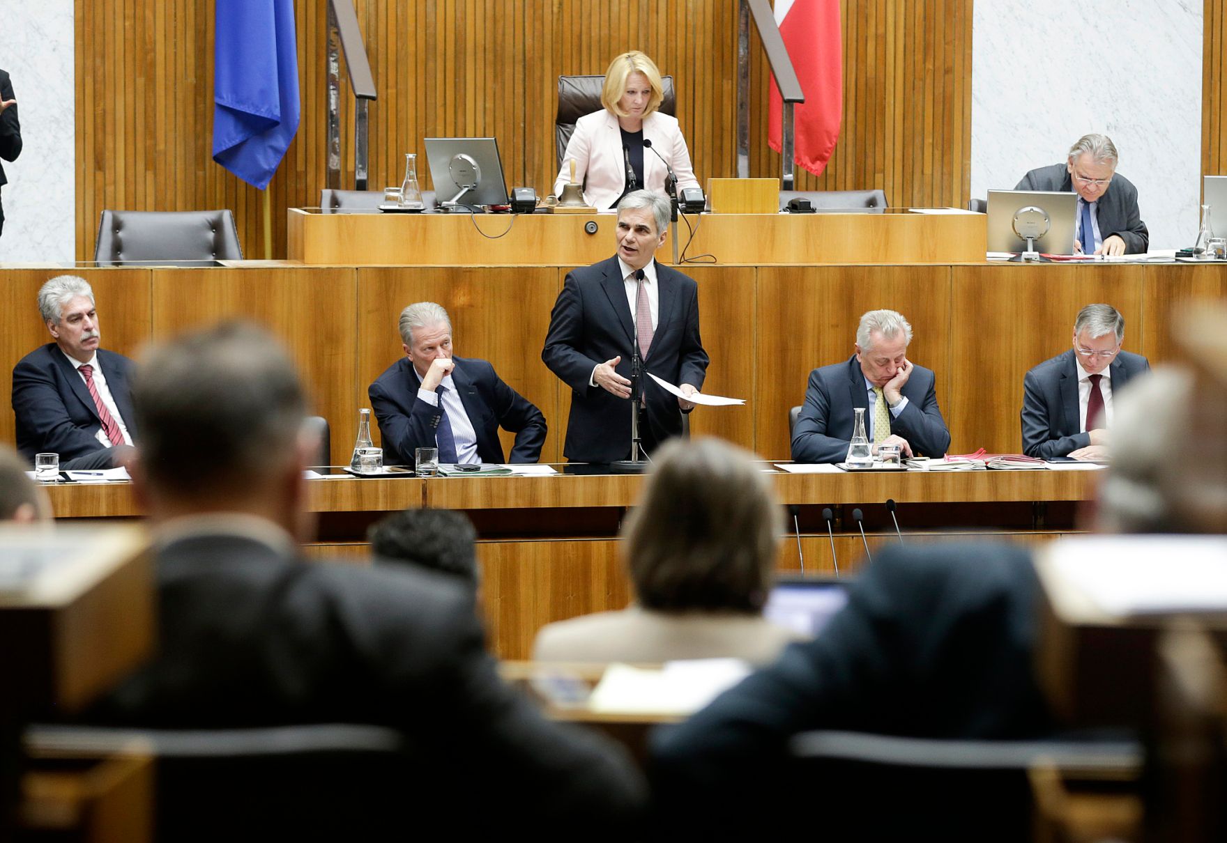 Am 24. November 2014 sprach der Bundeskanzler in der Aktuellen Debatte im Nationalrat zum Thema &quot;Bundesfinanzgesetz 2016&quot; im Parlament. Im Bild (v.l.n.r) Finanzminister Hans-J&ouml;rg Schelling, Vizekanzler und Bundesminister Reinhold Mitterlehner, Bundeskanzler Werner Faymann, Sozialminister Rudolf Hundstorfer und Verkehrsminister Alois St&ouml;ger.