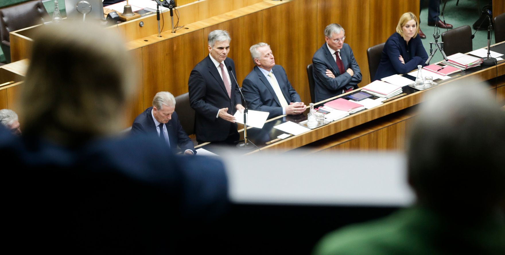 Am 24. November 2014 sprach der Bundeskanzler in der Aktuellen Debatte im Nationalrat zum Thema &quot;Bundesfinanzgesetz 2016&quot; im Parlament. Im Bild (v.l.n.r) Vizekanzler und Bundesminister Reinhold Mitterlehner, Bundeskanzler Werner Faymann, Sozialminister Rudolf Hundstorfer, Verkehrsminister Alois St&ouml;ger und Staatssekret&auml;rin Sonja Ste&szlig;l.